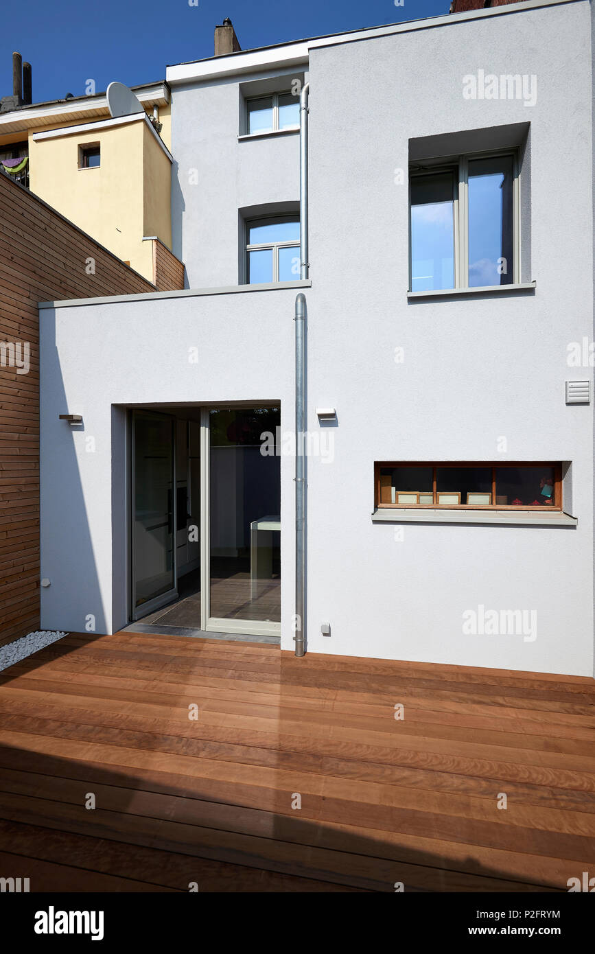 Construcción de una nueva fachada en el patio de la casa vieja antes y