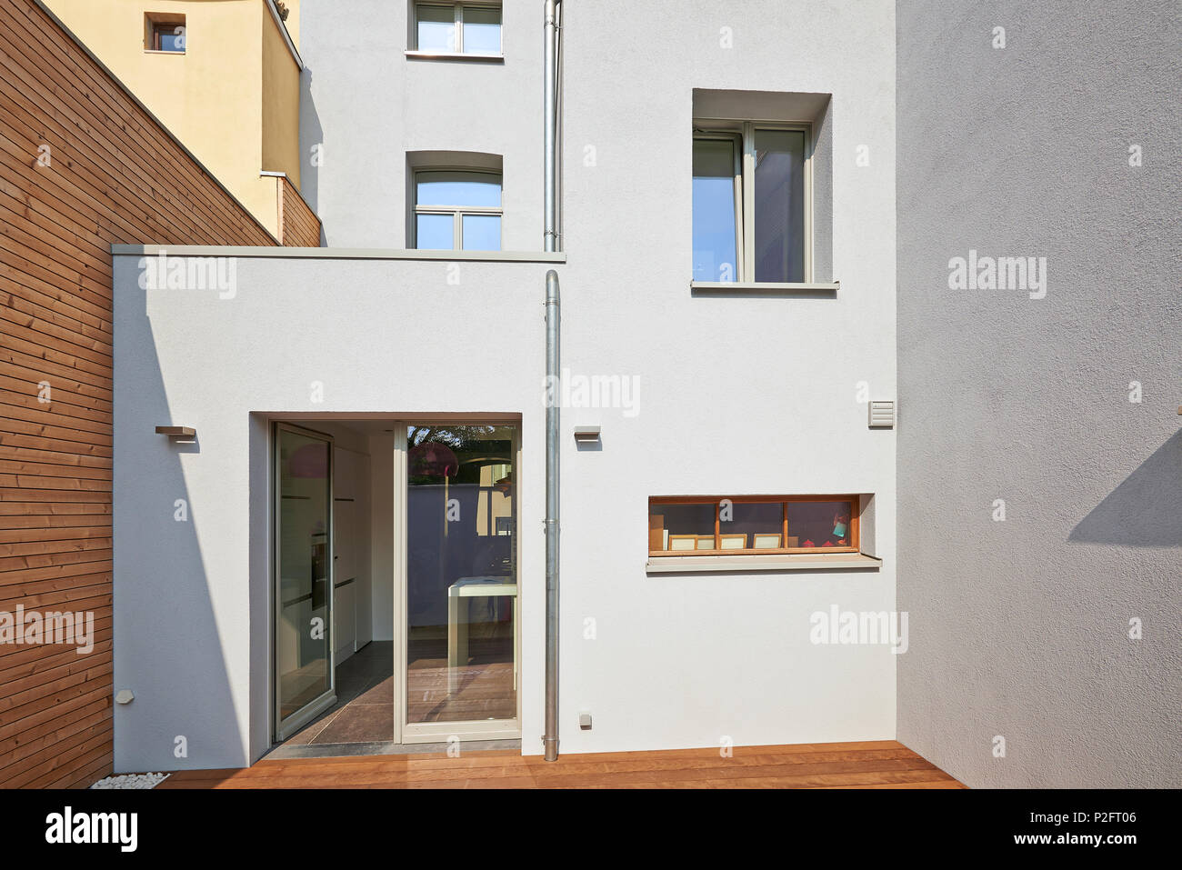 Construcción de una nueva fachada en el patio de la casa vieja antes y