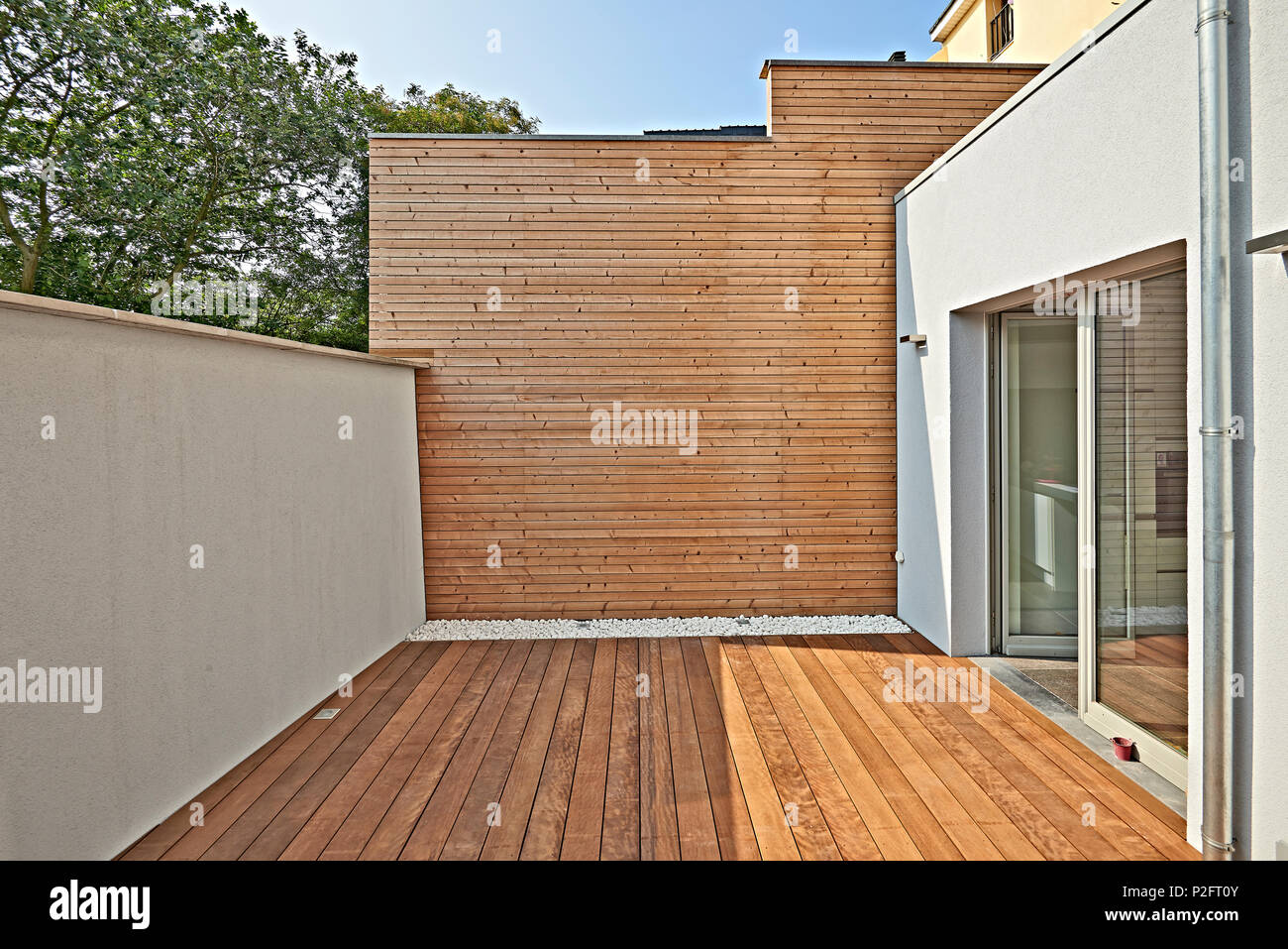 Construcción de pared aislante con revestimiento de madera en el patio  interior Fotografía de stock - Alamy
