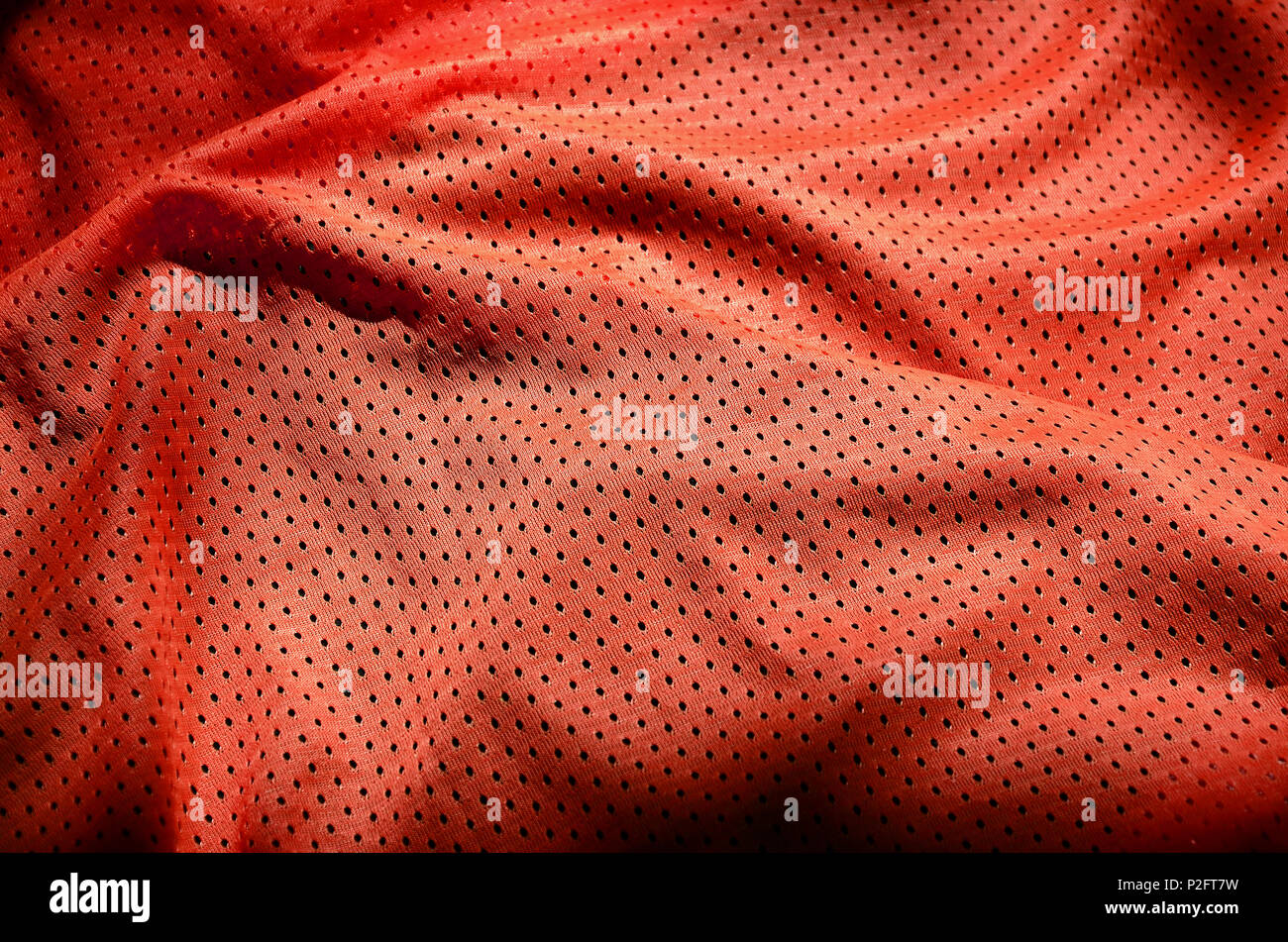 La tela de ropa deportiva roja textura del fondo. Vista superior del paño  rojo superficie textil. Camiseta de baloncesto brillante. Espacio de texto  Fotografía de stock - Alamy