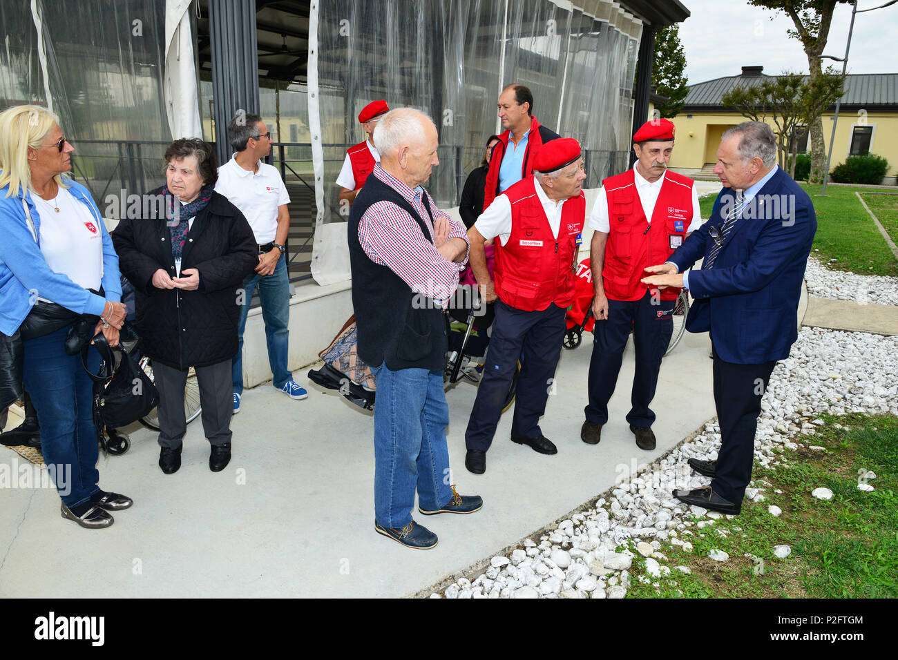Ivano Trevisanutto, Jefe del Centro de Apoyo a la formación de Italia (derecha), discute con la delegación de la Soberana Orden Militar de Malta, durante la visita a Caserma Ederle, 22 de sept. de 2016, Vicenza, Italia. La Orden Soberana y Militar de Malta (SMOM) o la Orden de Malta, es una orden religiosa católica romana tradicionalmente de militares, caballeroso y noble naturaleza para la defensa de la fe católica y la asistencia a los pobres. (Ee.Uu. Foto del ejército por información visual especialista Paolo Bovo/liberado) Foto de stock