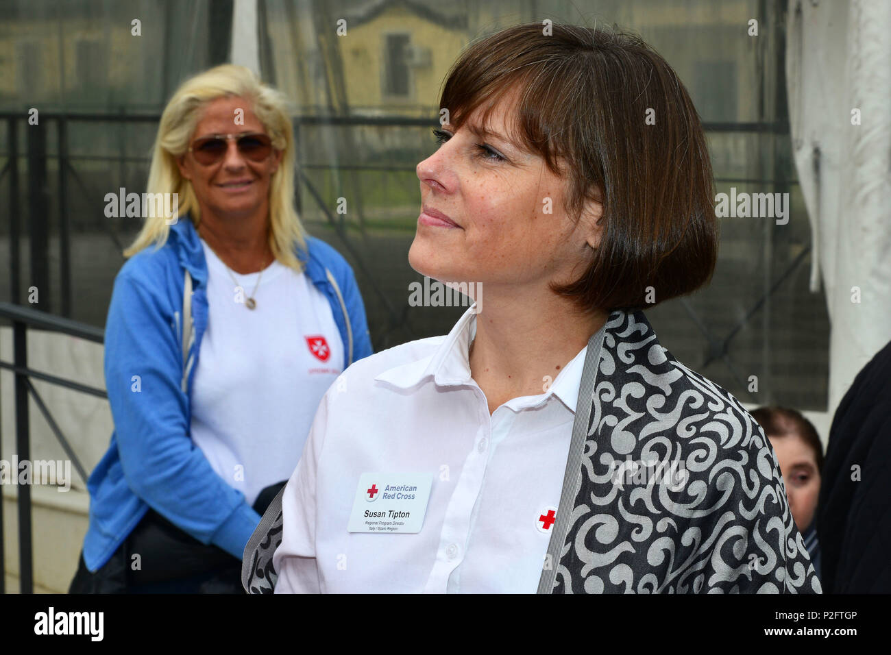La Sra. Susan Tipton, Director Regional del Programa Italia/España Región, de la Cruz Roja Americana ,durante la visita de la delegación de la Soberana Orden Militar de Malta en la Caserma Ederle, 22 de sept. de 2016, Vicenza, Italia. La Orden Soberana y Militar de Malta (SMOM) o la Orden de Malta, es una orden religiosa católica romana tradicionalmente de militares, caballeroso y noble naturaleza para la defensa de la fe católica y la asistencia a los pobres. (Ee.Uu. Foto del ejército por información visual especialista Paolo Bovo/liberado) Foto de stock