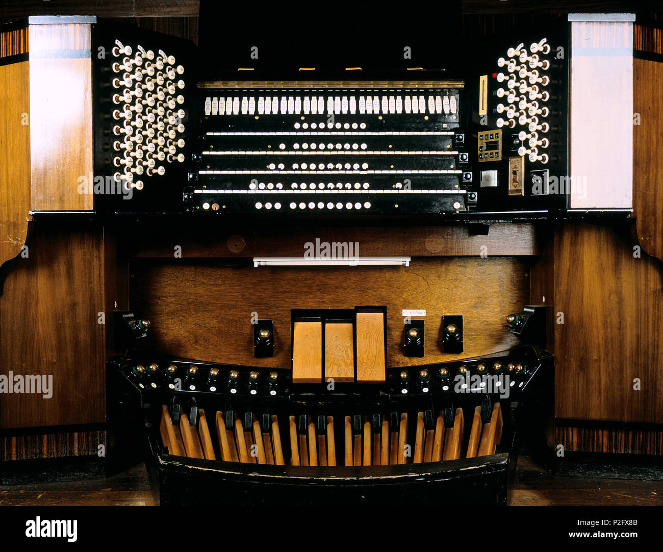 Concierto de órgano que muestra todos los registros de claves, se detiene y los pedales. Foto de stock