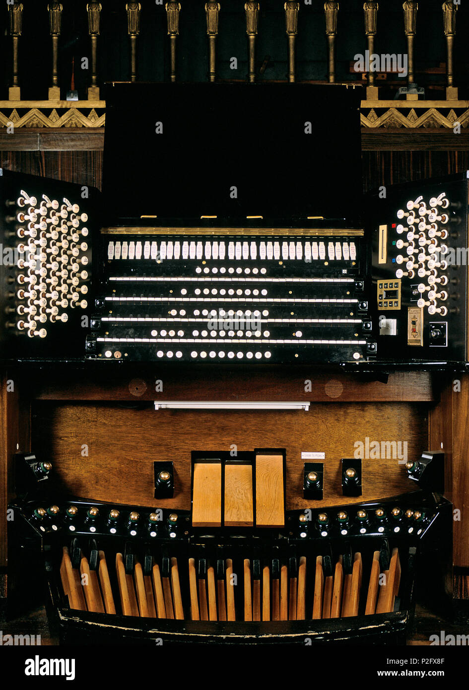Concierto de órgano que muestra todos los registros de claves, se detiene y los pedales. Foto de stock