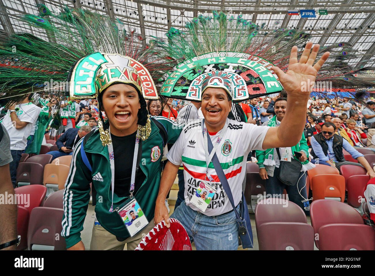 Rusia, Arabia Saudita, Fútbol, Moscú, 14 de junio de 2018 Rusia - Arabia Saudita Fans de México están celebrando con trajes de fantasía de la Copa Mundial de la FIFA 2018