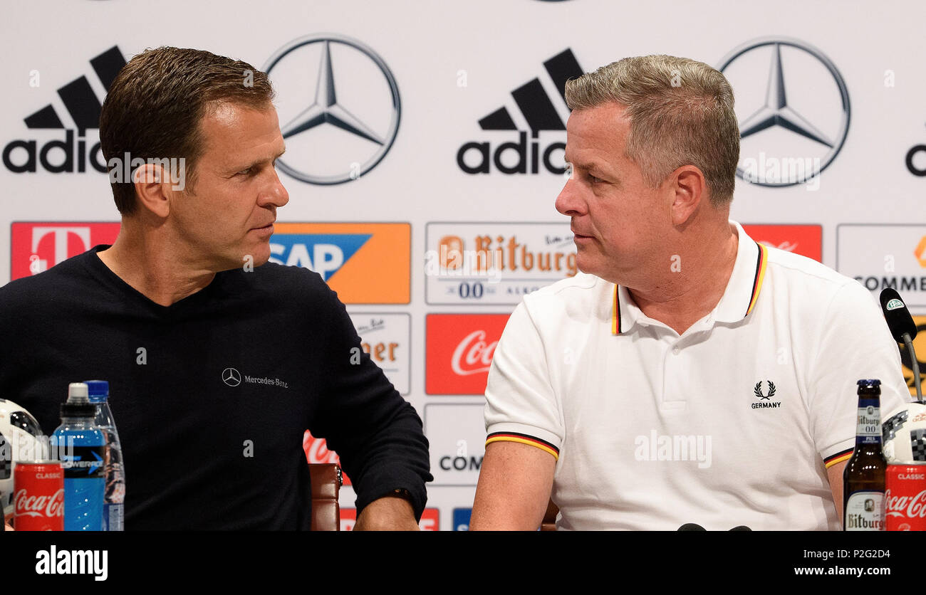 Vatutinky, Russland. El 15 de junio, 2018. Oliver Bierhoff (Alemania/Gestor Equipo Nacional) y Stefan Ries (Director de Recursos Humanos de SAP). GES/Fútbol/Copa Mundial 2018 Rusia: conferencia de prensa de la DFB, Moscú/Vatutinky, 15.06.2018 GES/Soccer/Fútbol/Worldcup 2018 Rusia: DFB conferencia de prensa/Watutinki, Moscú, 15 de junio de 2018 | El uso de crédito en todo el mundo: dpa/Alamy Live News Foto de stock