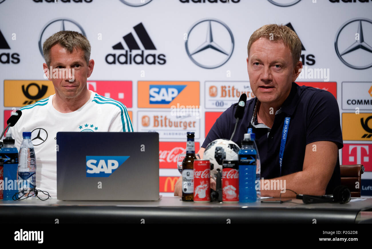 Vatutinky, Russland. El 15 de junio, 2018. Christopher Clemens (DFB/l.) y un empleado de SAP. GES/Fútbol/Copa Mundial 2018 Rusia: conferencia de prensa de la DFB, Moscú/Vatutinky, 15.06.2018 GES/Soccer/Fútbol/Worldcup 2018 Rusia: DFB conferencia de prensa/Watutinki, Moscú, 15 de junio de 2018 | El uso de crédito en todo el mundo: dpa/Alamy Live News Foto de stock
