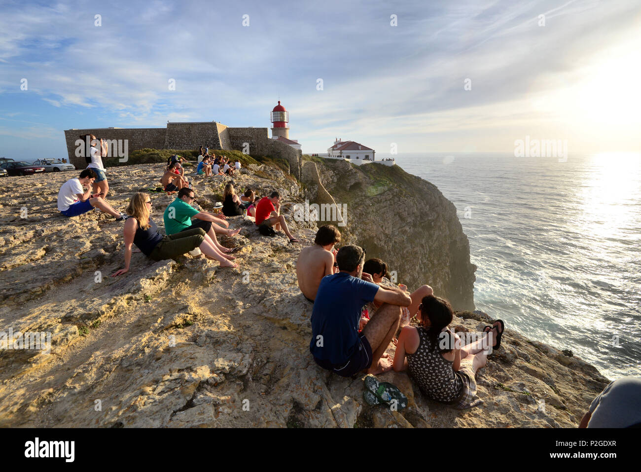 Personas viendo el atardecer en el Cabo San Vicente, cerca de Sagres, Algarve, Portugal Foto de stock