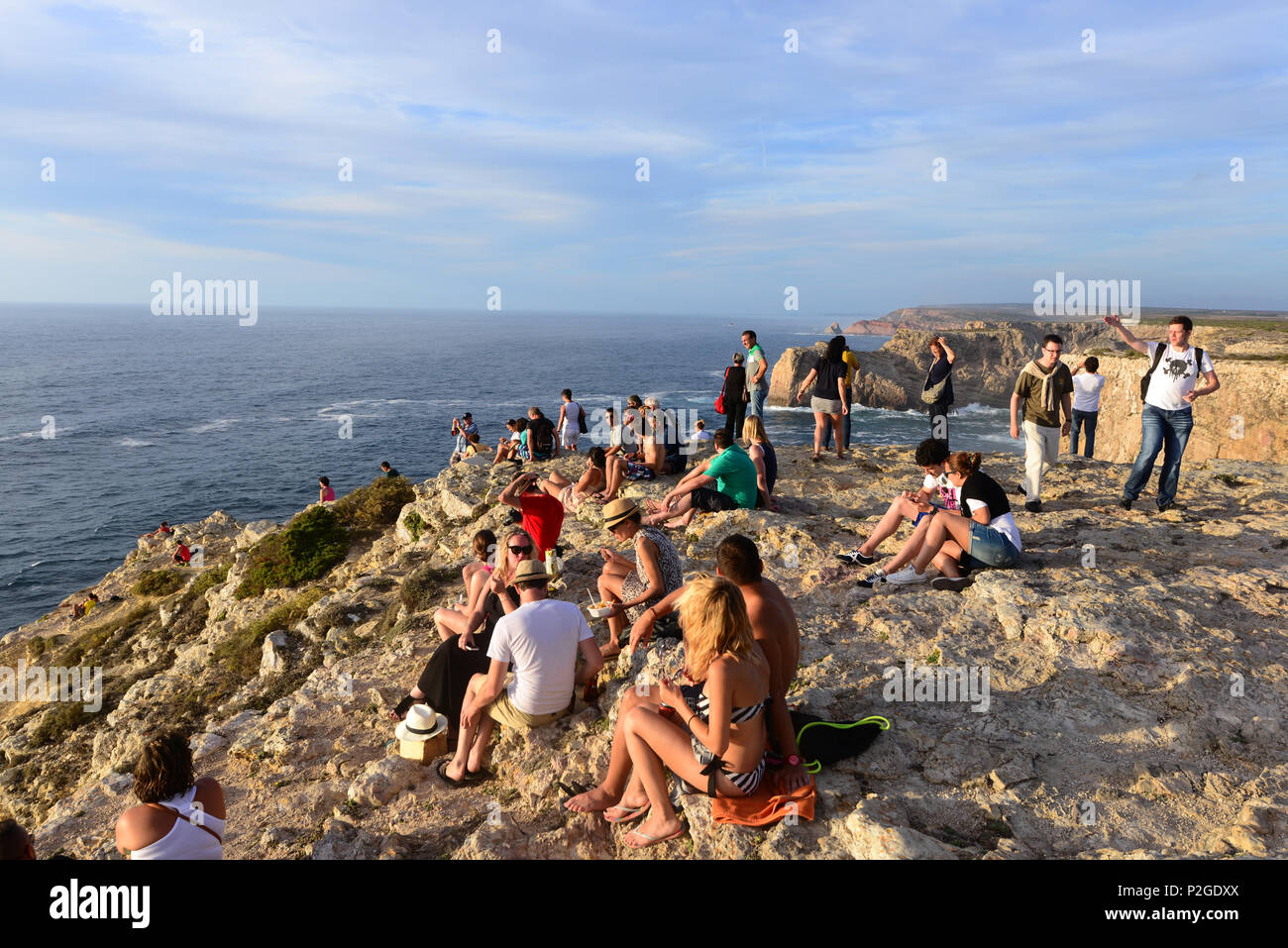 Personas viendo el atardecer en el Cabo San Vicente, cerca de Sagres, Algarve, Portugal Foto de stock