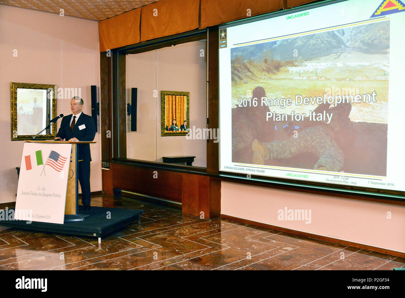 James Matheson, Jefe de la División de Apoyo de Capacitación Regional Sur, Actividad de apoyo a la formación de Europa, 7º Comando de entrenamiento del ejército de direcciones, miembros del ejército de los Estados Unidos, el Ejército italiano, las autoridades italianas y civiles italianas del 12 Comando de infraestructura, en el área de capacitación de programas de manejo sostenible, en Udine, Italia, el 20 de septiembre de 2016. (Ee.Uu. Foto del ejército por información visual especialista Paolo Bovo/liberado) Foto de stock