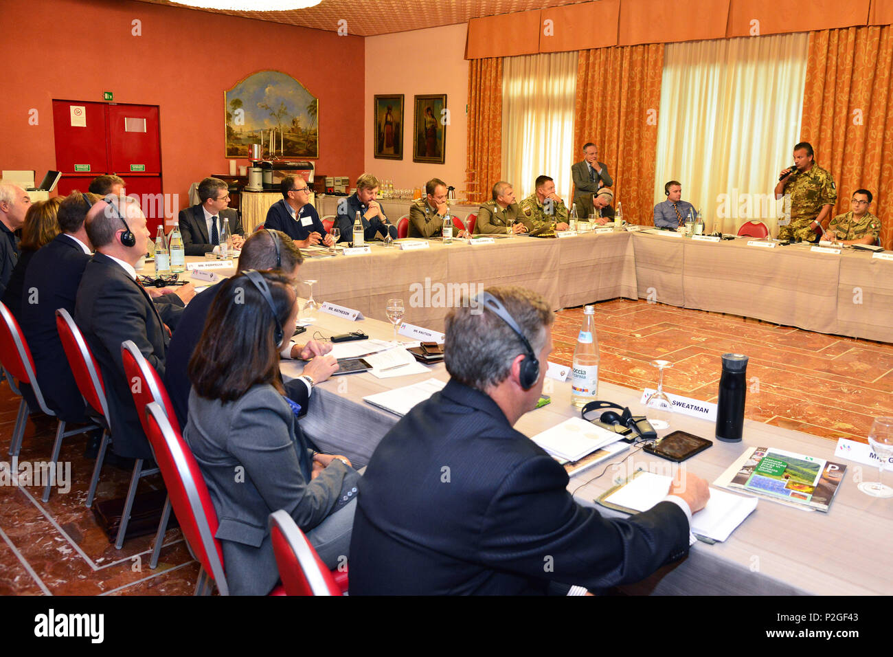 El Teniente Coronel Cristian Concina, mando de la región noreste del ejército italiano, las direcciones de los miembros del ejército de los Estados Unidos, el Ejército italiano, las autoridades italianas y civiles italianas del 12 Comando de infraestructura, en el área de capacitación de programas de manejo sostenible, en Udine, Italia, el 20 de septiembre de 2016. (Ee.Uu. Foto del ejército por información visual especialista Paolo Bovo/liberado) Foto de stock
