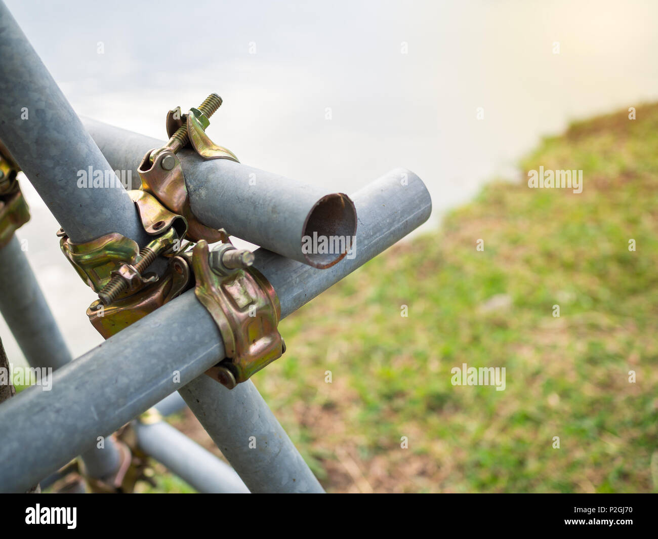 Seguidor de árbol vigorizante y la protección de los árboles con los tubos  de acero Fotografía de stock - Alamy