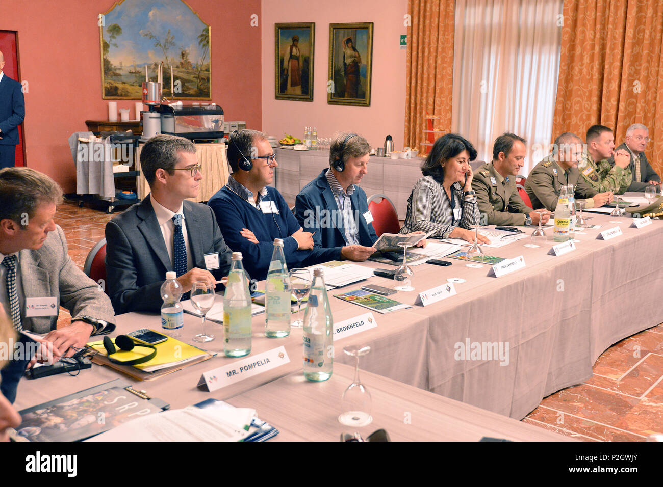 Desde la izquierda, Dom Pompelia, elemento de apoyo a la Misión (MSE - VI Manager), Peter USARAF Brownfeld, Asesor de la nación anfitriona, Dott. Massimo Varin Departamento de Protección Ambiental de la región de Friuli Venezia Giulia, Dott. Pierpaolo Zanchetta, del Departamento de Protección Ambiental de la región de Friuli Venezia Giulia, Dott.ssa Mariagrazia Santoro, en la región de Friuli Venezia Giulia, el Coronel Umberto D'Andria, Comandante de la base Italiana de Vicenza, el Teniente Coronel Riccardo Lucía, Viceministro de G3, Vicenza, el Teniente Coronel Scott Jones, Agente Doerr TRADOC, Perry, Jefe de la Subdivisión de Capacitación, USAREUR Elemento de apoyo a la Misión de Vicenza, durante Foto de stock