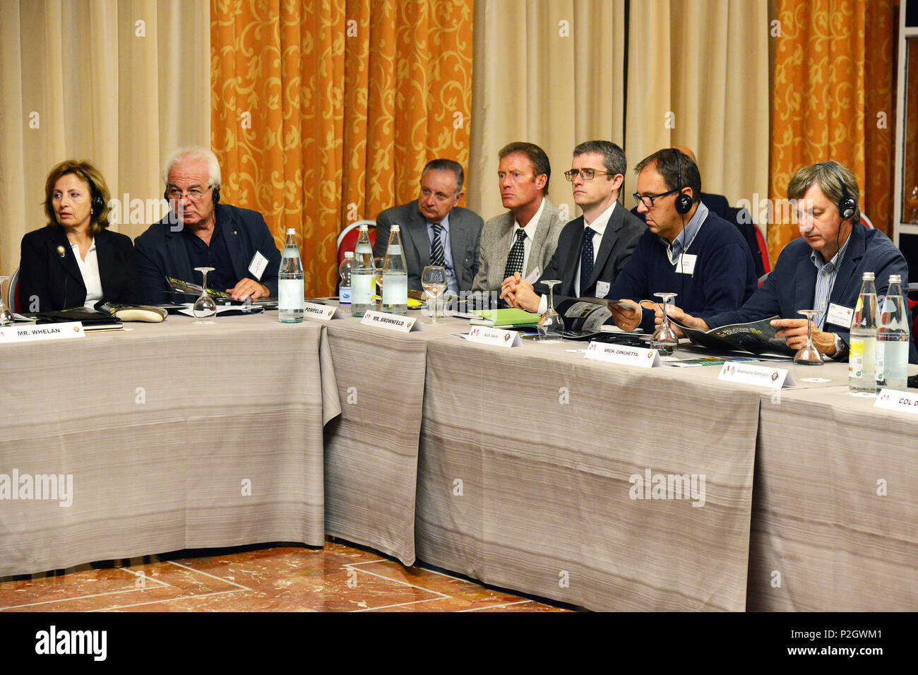 Desde la izquierda, desde el 12 de infraestructuras civiles italianos, comando, Ivano Trevisanutto, Jefe del Centro de Apoyo a la formación de Italia, Dom Pompelia, elemento de apoyo a la Misión (MSE - VI Manager), Peter USARAF Brownfeld, Asesor de la nación anfitriona, Dott. Massimo Verín Departamento de Protección Ambiental de la región de Friuli Venezia Giulia, Dott. Pierpaolo Zanchetta, del Departamento de Protección Ambiental de la región de Friuli Venezia Giulia ,durante la conferencia sobre el desarrollo de programas de gestión del área de capacitación, en Udine, Italia, el 20 de septiembre de 2016. (Ee.Uu. Foto del ejército por información visual especialista Paolo Bovo/liberado) Foto de stock