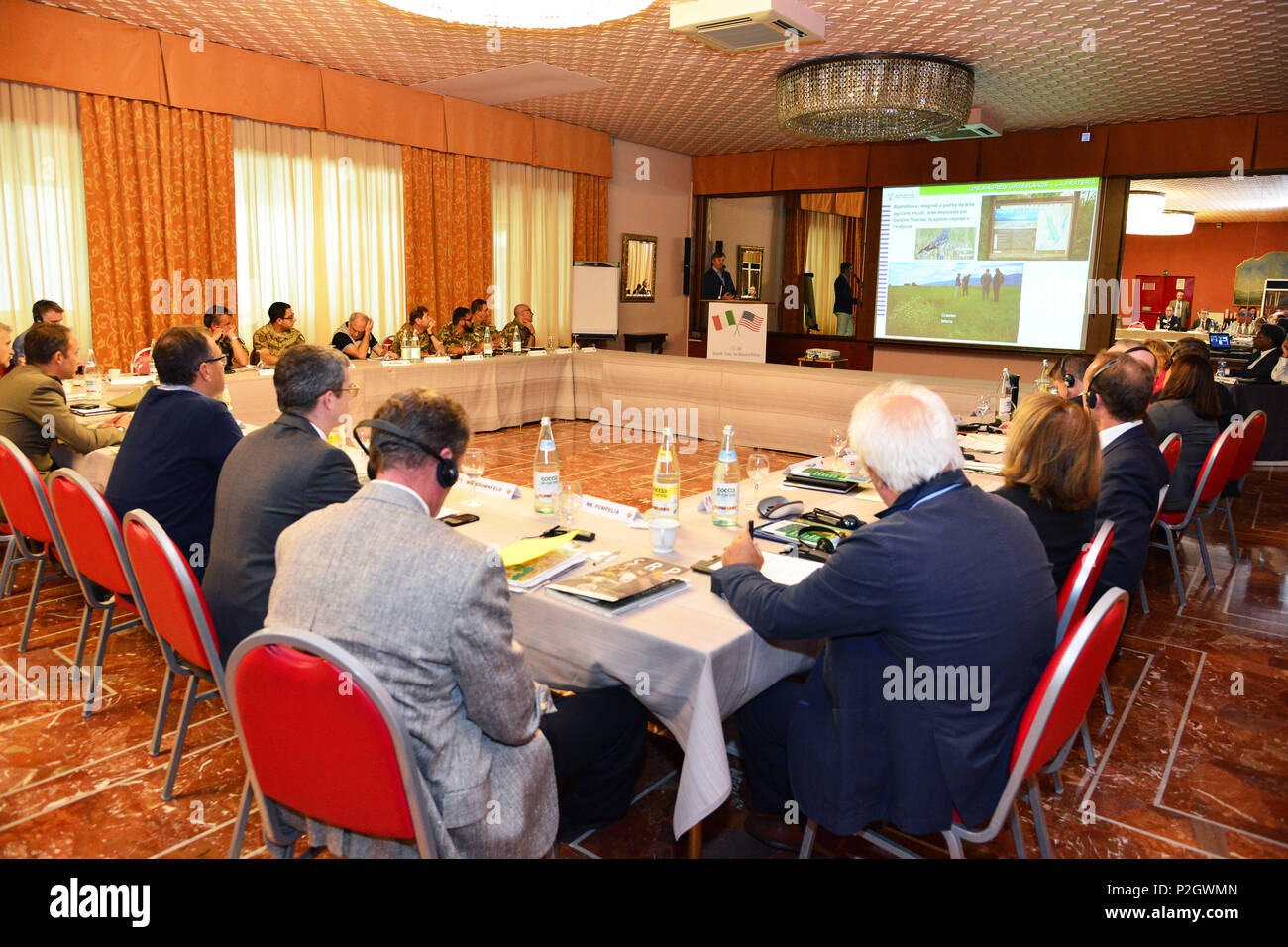 Dott. Pierpaolo Zanchetta, del Departamento de Protección Ambiental de la región de Friuli Venezia Giulia, direcciones miembros del ejército de los Estados Unidos, el Ejército italiano, las autoridades italianas y civiles italianas del 12 Comando de infraestructura, en el área de capacitación de programas de manejo sostenible, en Udine, Italia, el 20 de septiembre de 2016. (Ee.Uu. Foto del ejército por información visual especialista Paolo Bovo/liberado) Foto de stock