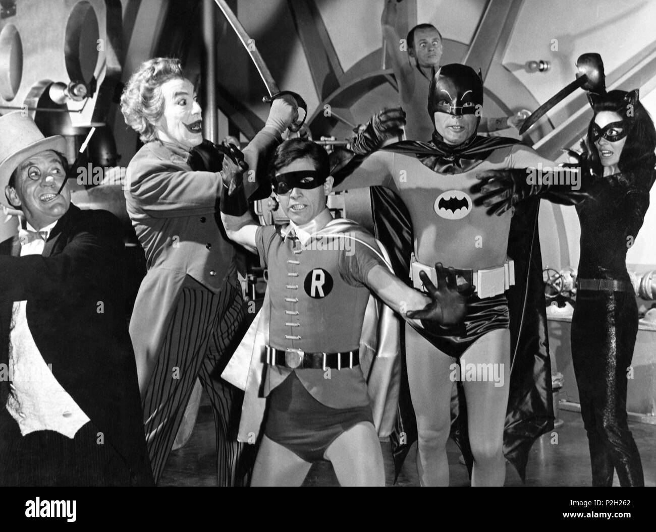 El título original de la película: Batman. Título en inglés: Batman. El  director de cine: Leslie Martinson. Año: 1966. Estrellas: César Romero;  Burgess Meredith; Julie Newmar; Adam West, Burt Ward. Crédito: GREENLAWN