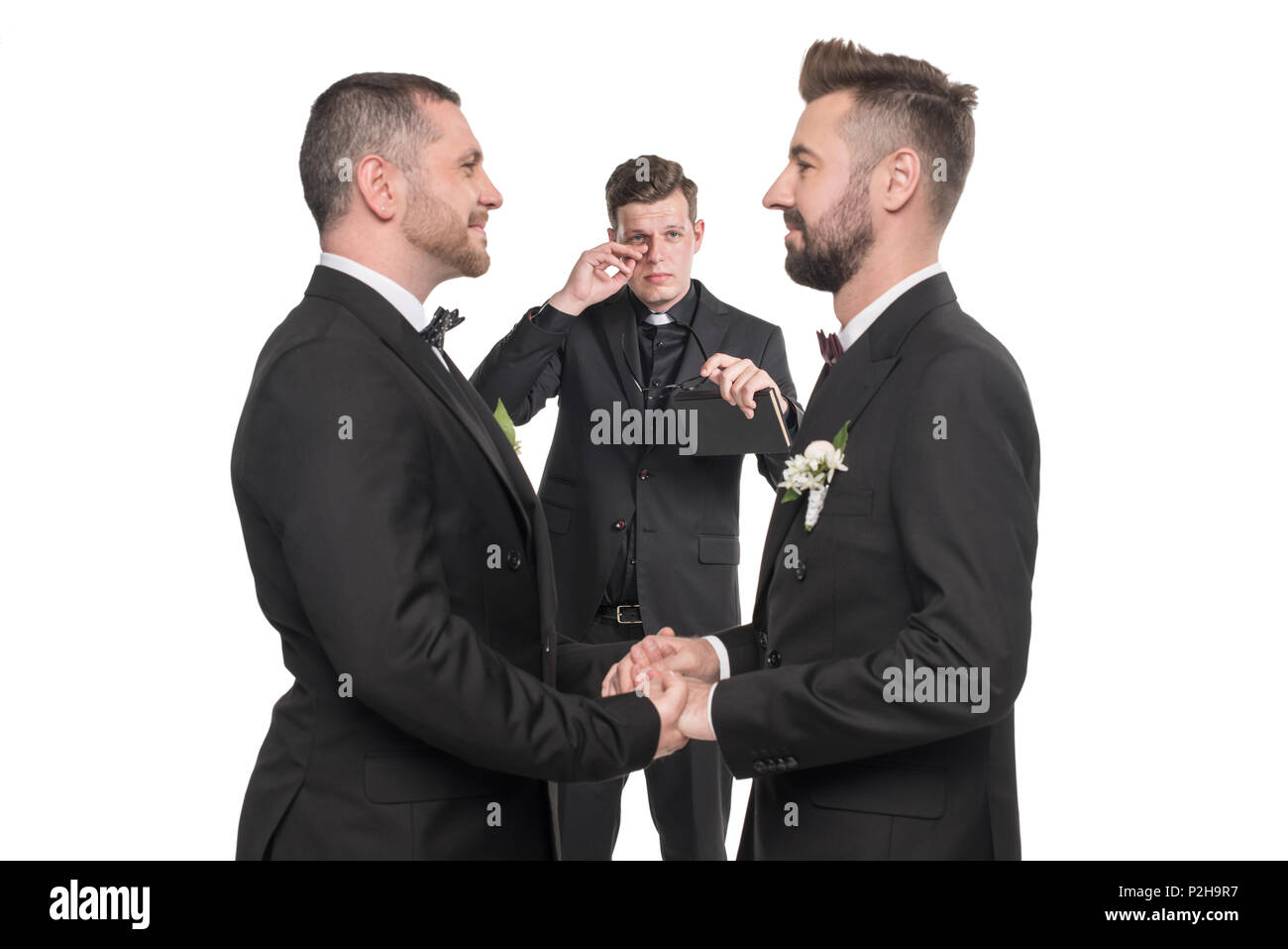 Pareja homosexual pronunciar votos y tomados de la mano en la ceremonia de boda Foto de stock