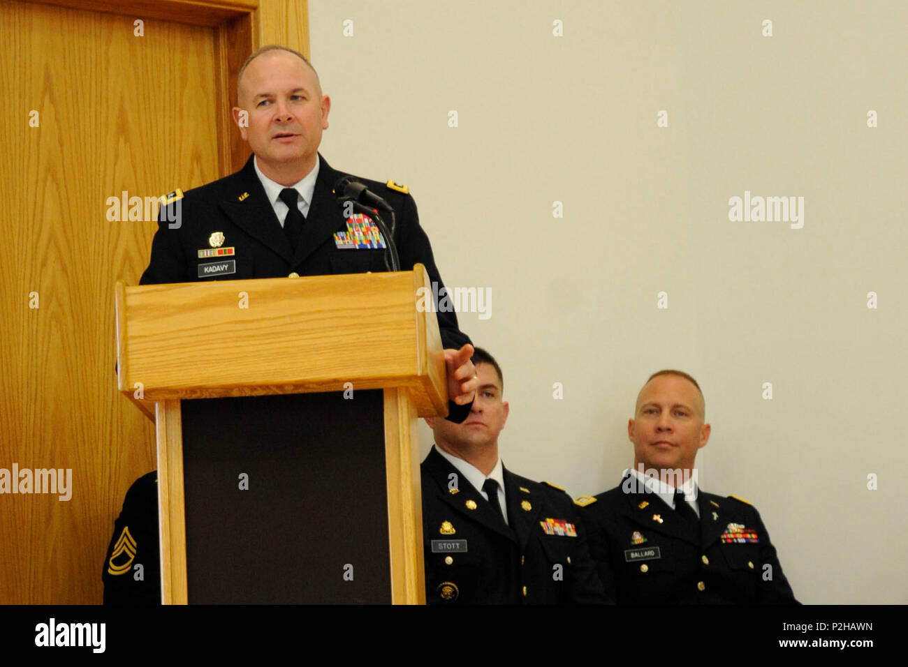 el teniente general timothy j kadavy director de la guardia