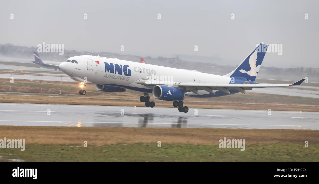 Estambul, Turquía - Marzo 04, 2018: MNG Airlines Airbus A330-243F (CN 1332) aterrizaje al aeropuerto Ataturk en Estambul. MNG Airlines tiene 8 el tamaño de la flota y el 13 d Foto de stock