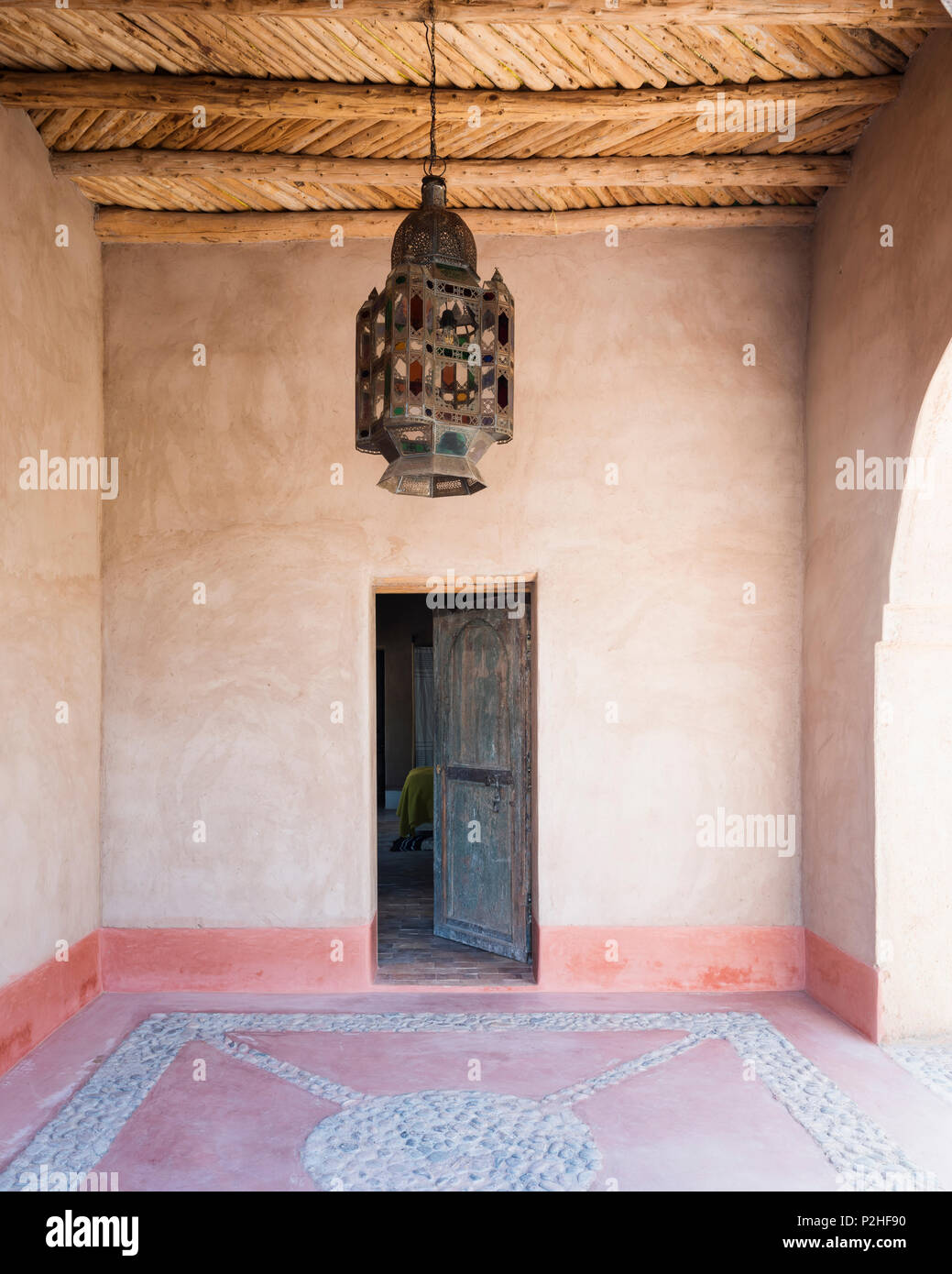 Gran Linterna marroquí suspendidos del techo de madera en el patio de entrada del Bereber Lodge Foto de stock