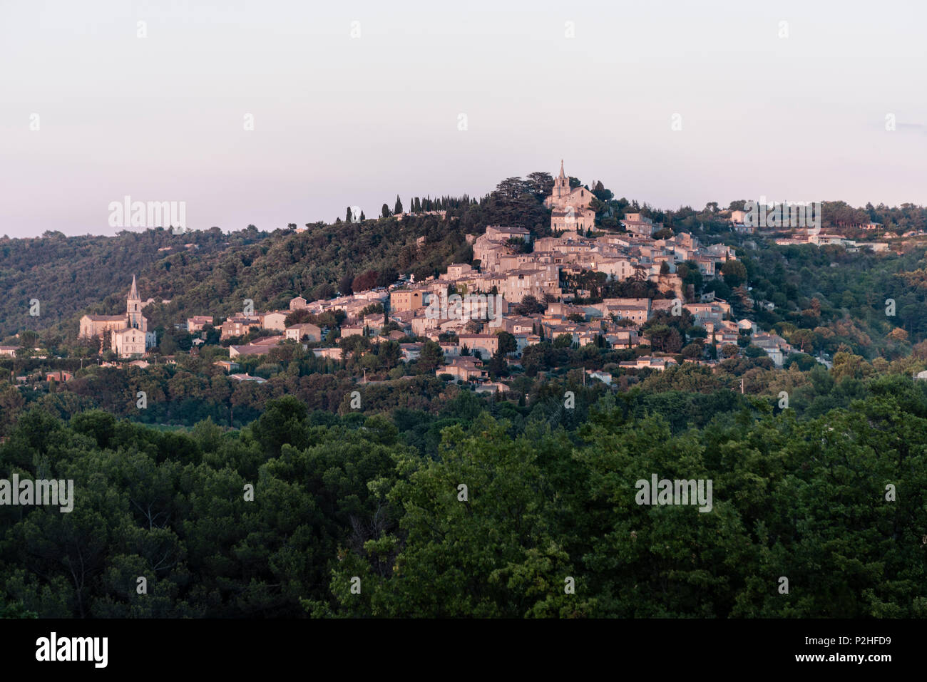 Pintoresca colina pintoresca comunidad en Provence Luberon (posiblemente) Foto de stock