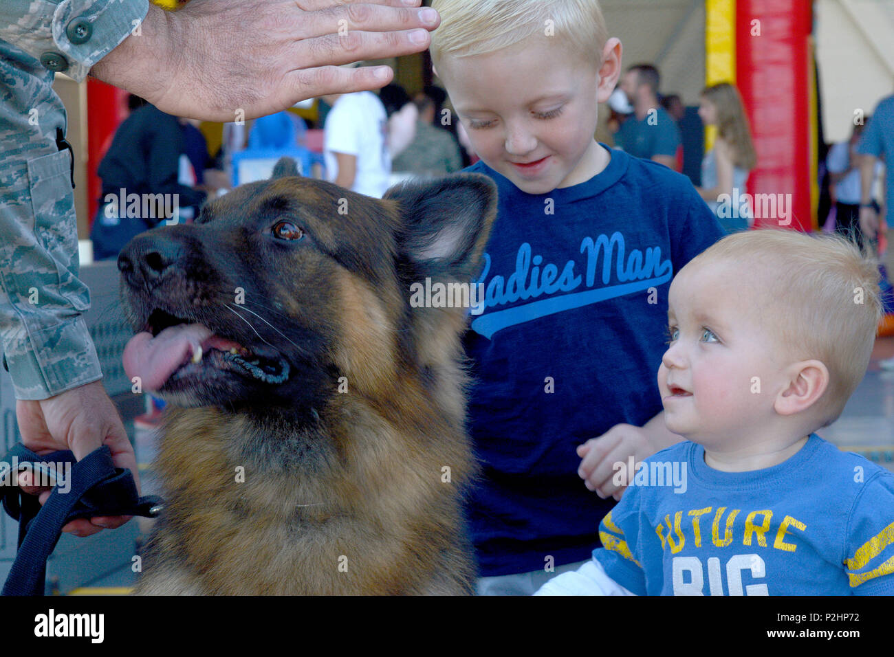 Braden izquierda y derecha Caden Puckett hijos de Master Sgt