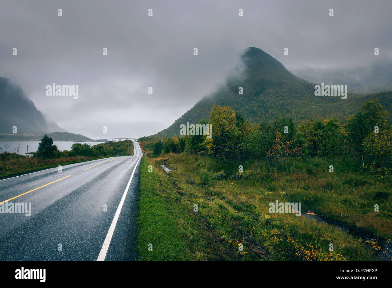 Carretera Escénica a lo largo de la costa de Noruega en un día de lluvia y niebla Foto de stock