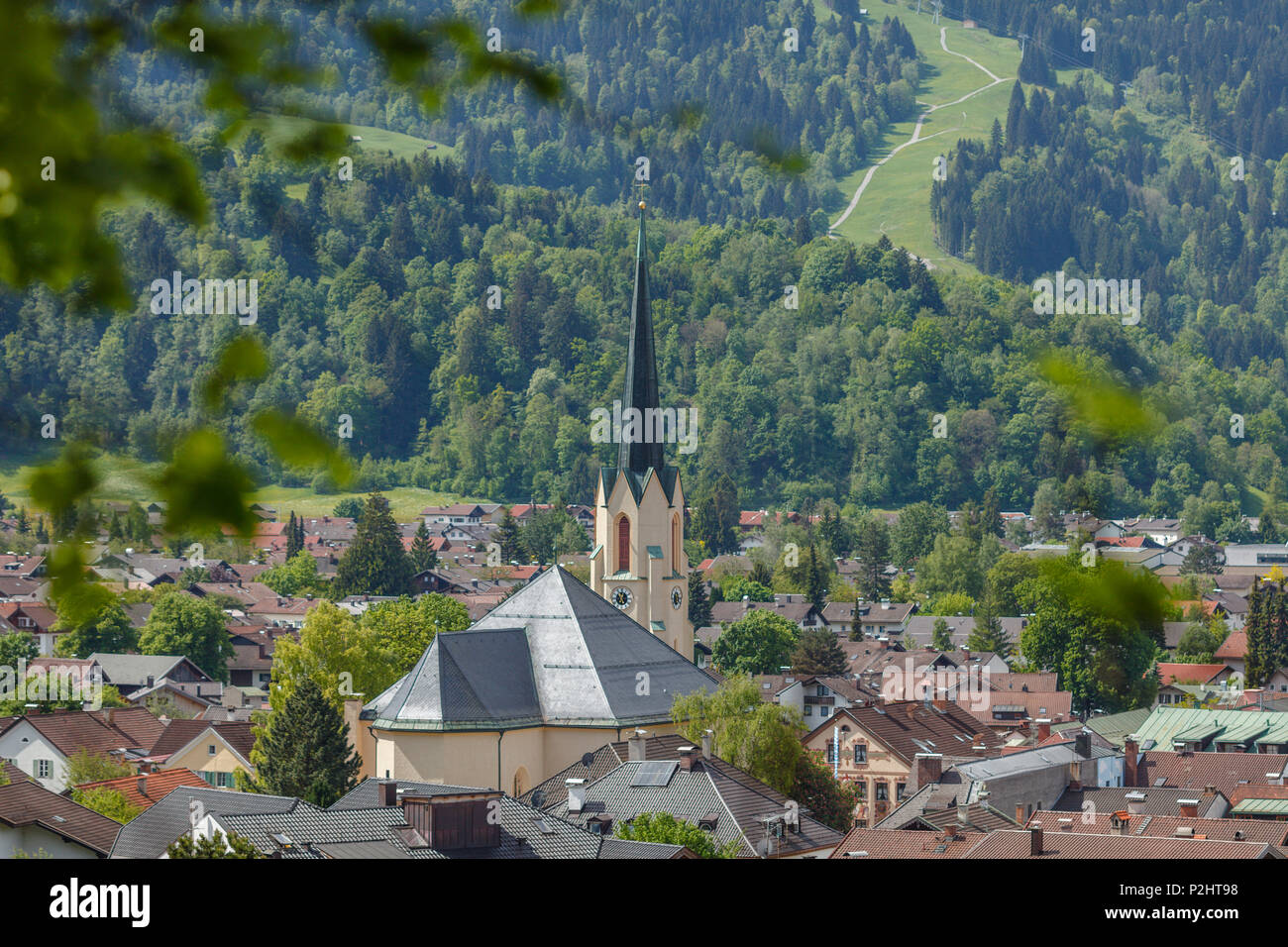 Partenkirchen con iglesia Maria Himmelfahrt, del siglo XIX, el muelle, Partenkirchen, Garmisch-Partenkirchen, Werdenfelser Land, Bav Foto de stock