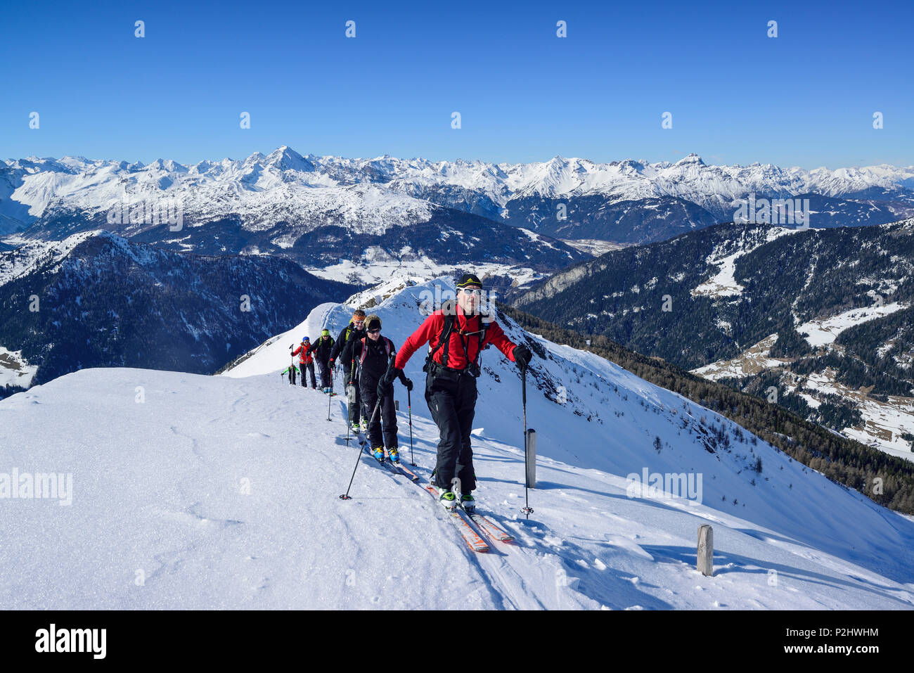 Varias personas back-esquí ascendiendo hacia Gammerspitze, Alpes Stubai con Habicht y serles en el fondo, Gamme Foto de stock
