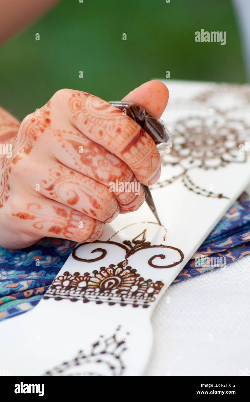 Mujer haciendo decoraciones de henna tradicional Foto de stock