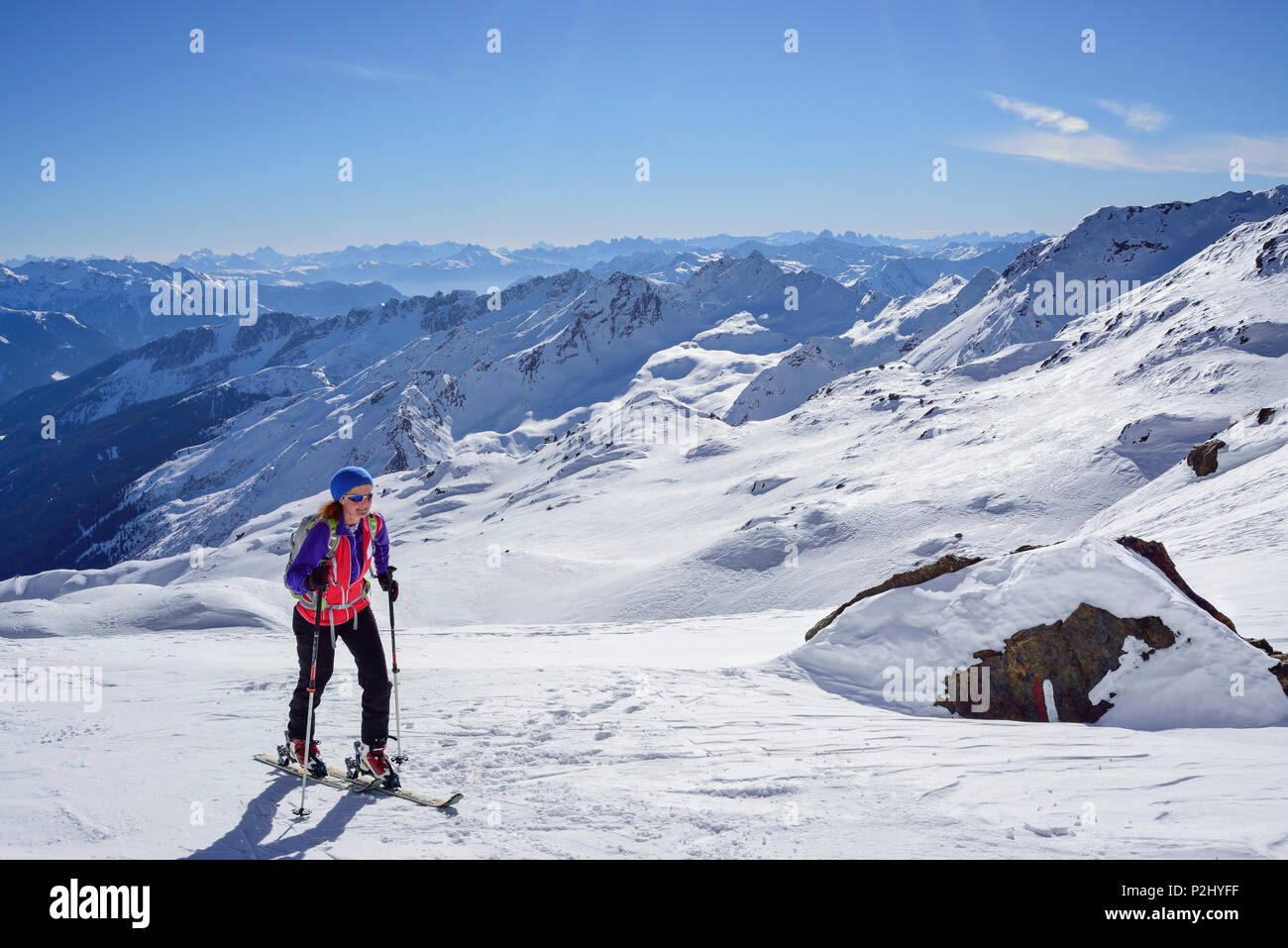 Mujer de regreso de esquí ascendiendo hacia Schneespitze, Pflersch Schneespitze, valle de Stubai, Alpes, Tirol del Sur, Italia Foto de stock