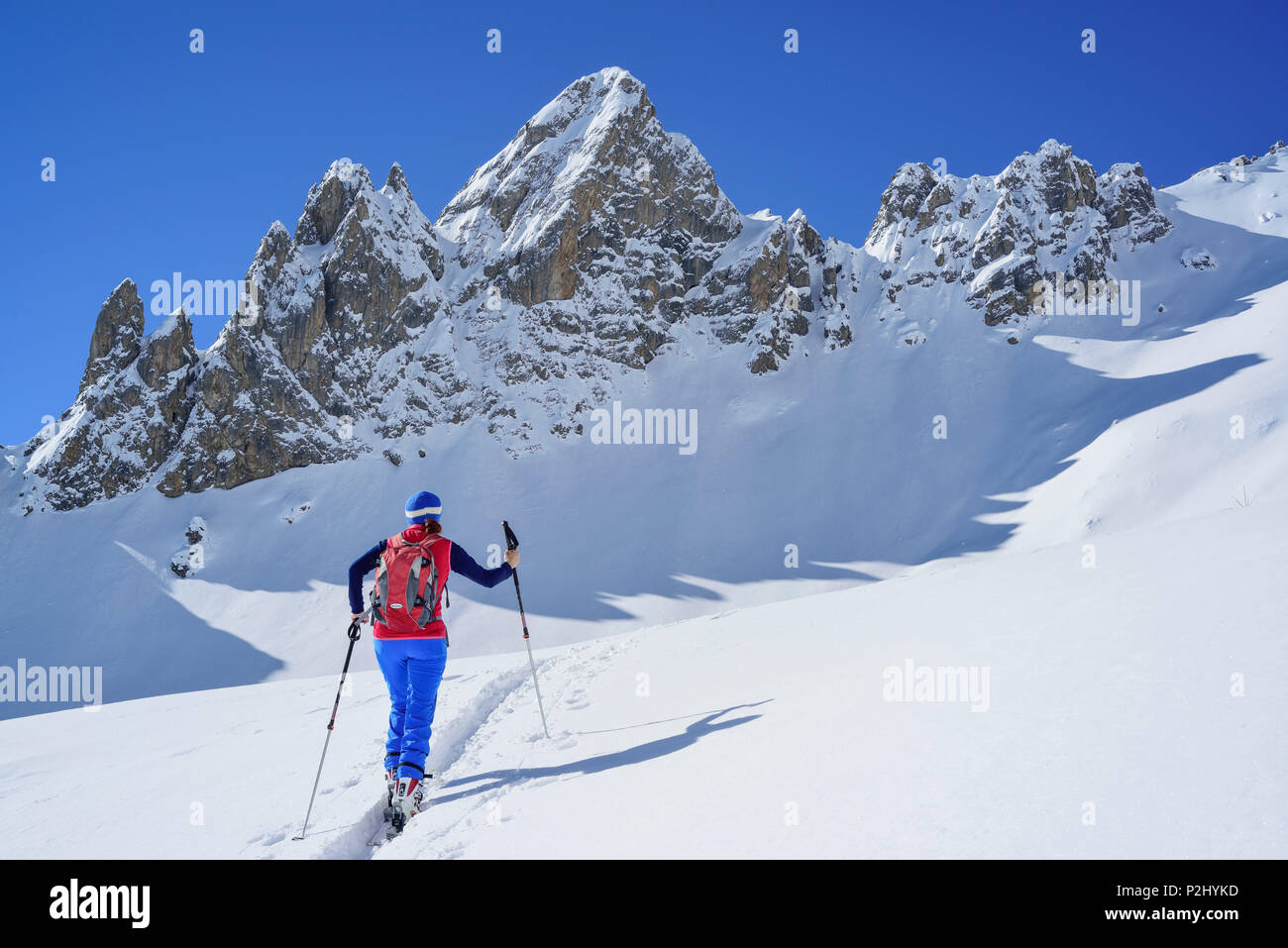 Mujer de regreso de esquí ascendente a Col, Col Sautron Sautron, Valle Maira, Cottian Alpes, Piamonte, Italia Foto de stock