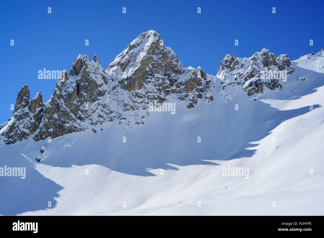 Cubiertas de nieve, roca spires en Vallonasso di Sautron, Valle Maira, Cottian Alpes, Piamonte, Italia Foto de stock