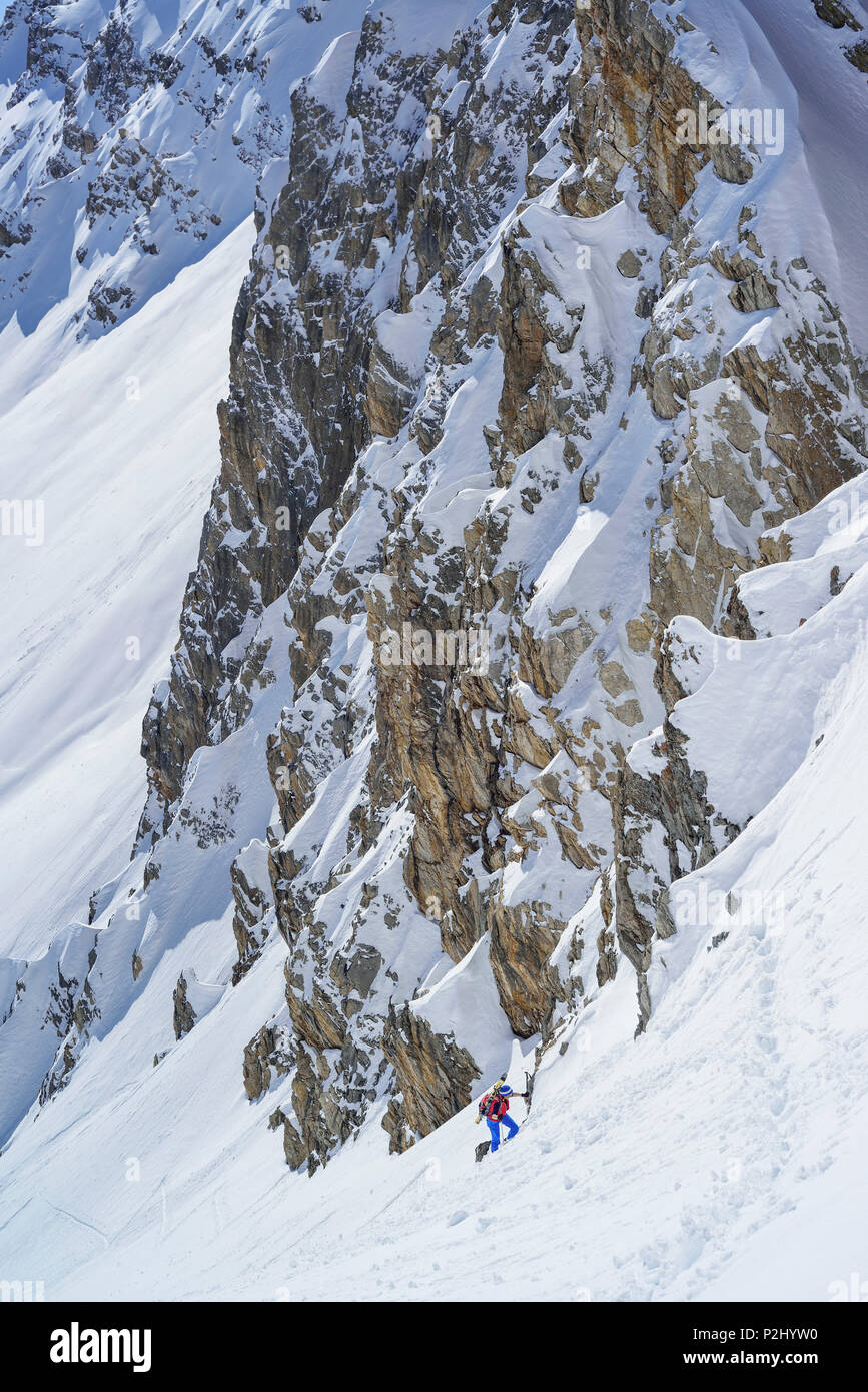 Mujer de regreso de esquí a la ascendente, Col Forcellina Sautron, Valle Maira, Cottian Alpes, Piamonte, Italia Foto de stock