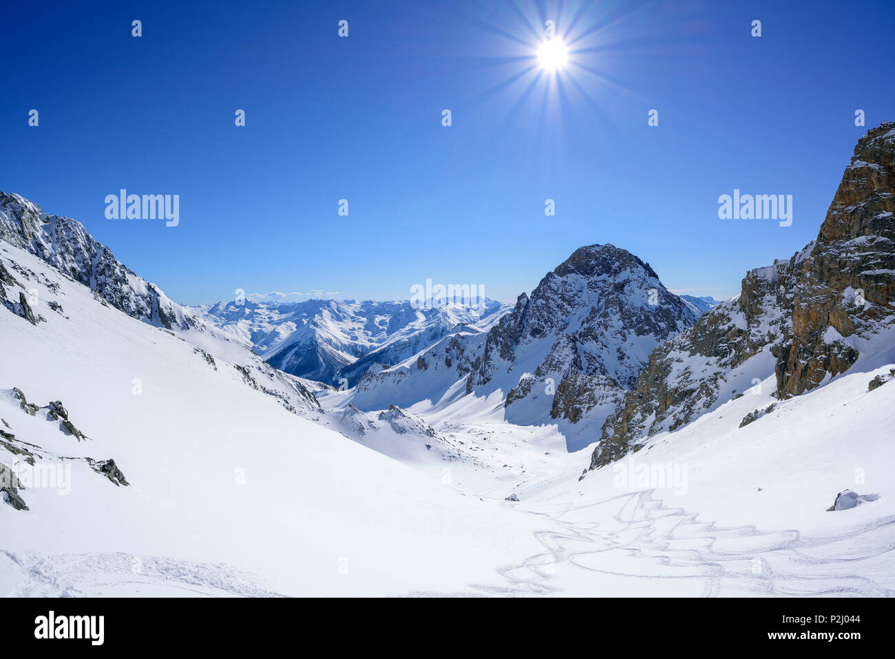Vistas a La Meyna, Col della Portiola, Valle Maira, Cottian Alpes, Piamonte, Italia Foto de stock