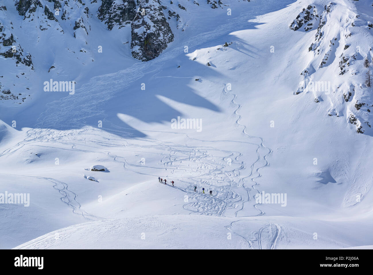Varias personas back-esquí ascendente a Passo Croce, Passo Croce, Valle Maira, Cottian Alpes, Piamonte, Italia Foto de stock