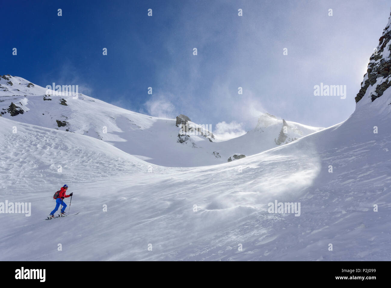 Mujer de regreso de esquí ascendiendo hacia el Monte Faraut, Monte, Valle Varaita Faraut, Cottian Alpes, Piamonte, Italia Foto de stock