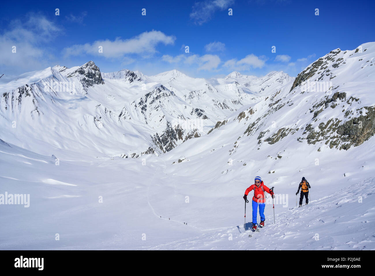 Dos personas volver de esquí ascendiendo hacia el Monte Faraut, Monte, Valle Varaita Faraut, Cottian Alpes, Piamonte, Italia Foto de stock