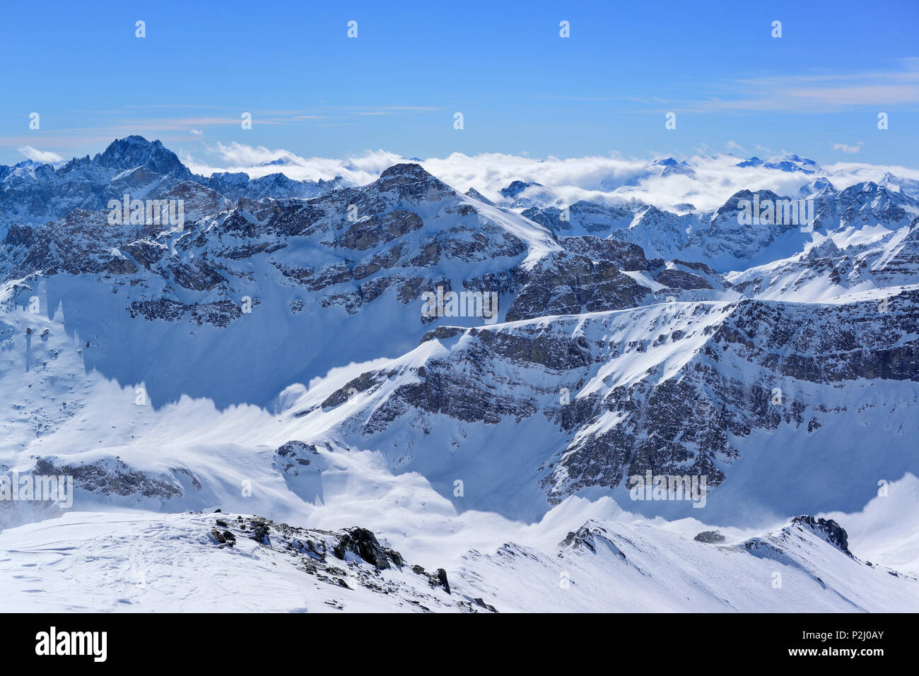Ver a Tete de Moise y Monte Cervet, Monte, Valle Varaita Faraut, Cottian Alpes, Piamonte, Italia Foto de stock