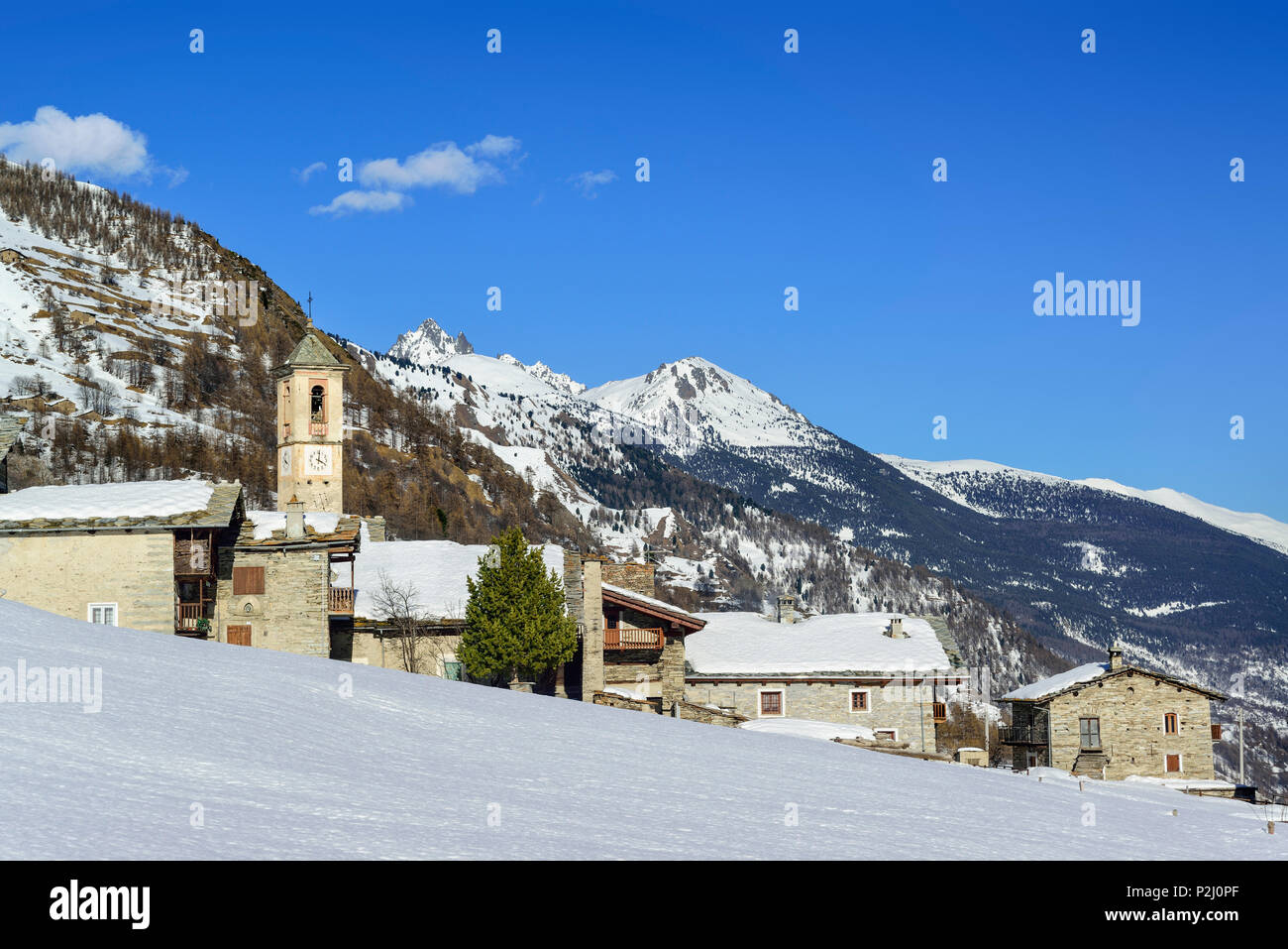 Cubierto de nieve y poblado de Chiazale, Chiazale, Valle Varaita, Cottian Alpes, Piamonte, Italia Foto de stock