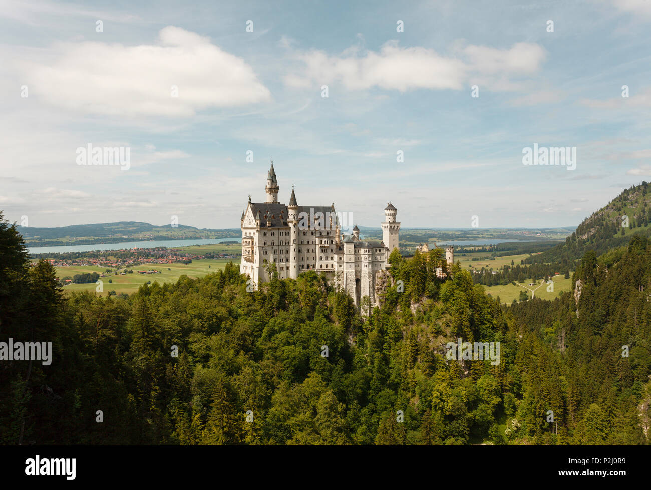 El castillo de Neuschwanstein, del siglo XIX, el castillo real de rey Ludwig II., Hohenschwangau, cerca de Fuessen, Ostallgaeu, Allgaeu, Baviera Foto de stock