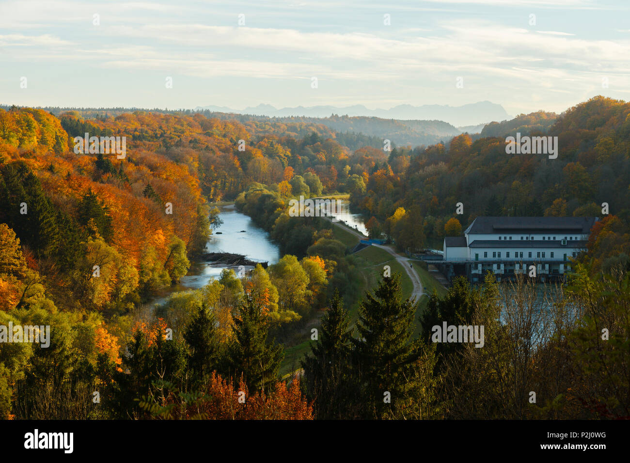 Vistas sobre el valle del río Isar hasta los Alpes bávaros y Zugspitze, Otoño, agua power station, Pullach im Isartal sout Foto de stock