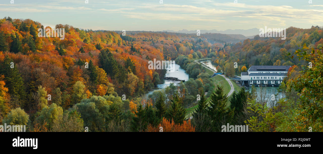 Vistas sobre el valle del río Isar hasta los Alpes bávaros y Zugspitze, Otoño, agua power station, Pullach im Isartal sout Foto de stock