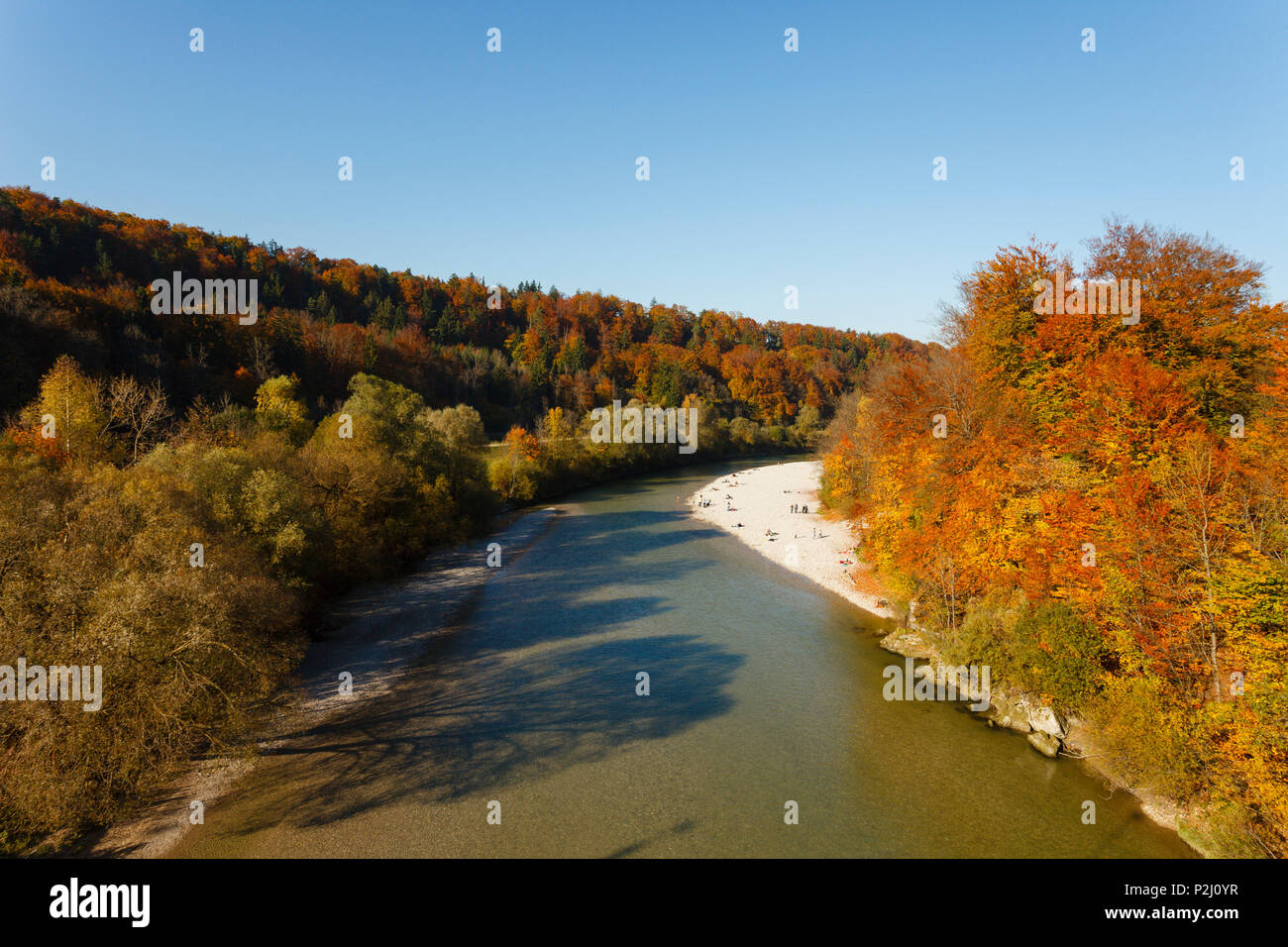 Río Isar y valle del Isar en otoño, verano indio, hayedos y bancos de arena cerca de Gruenwald, distrito de Munich de Baviera, alpi Foto de stock