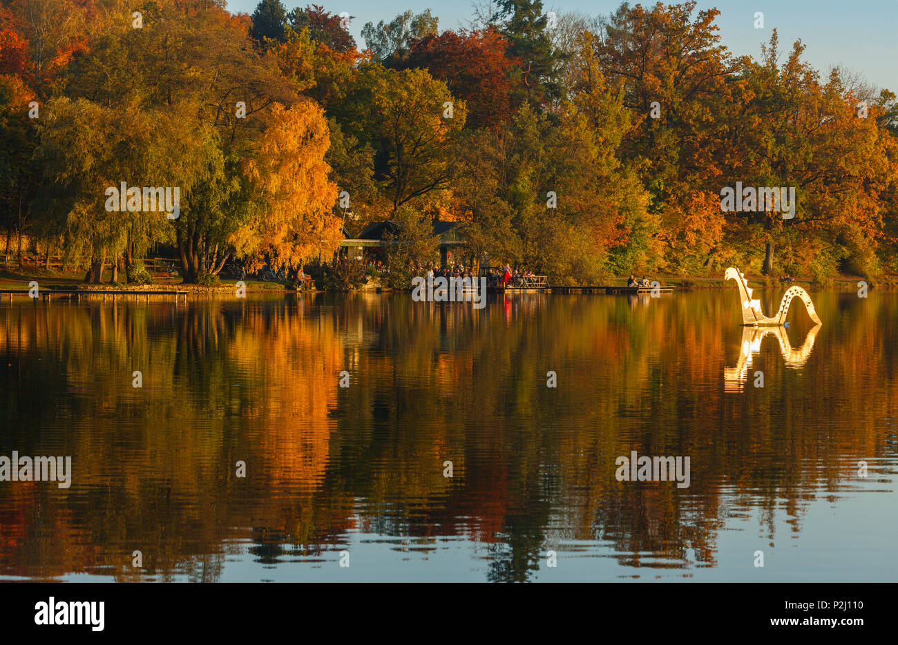 Ver Wesslinger y lago cafe con Nessie escultura, otoño, verano indio, Starnberg cinco lagos, distrito de Starnberg, Foto de stock