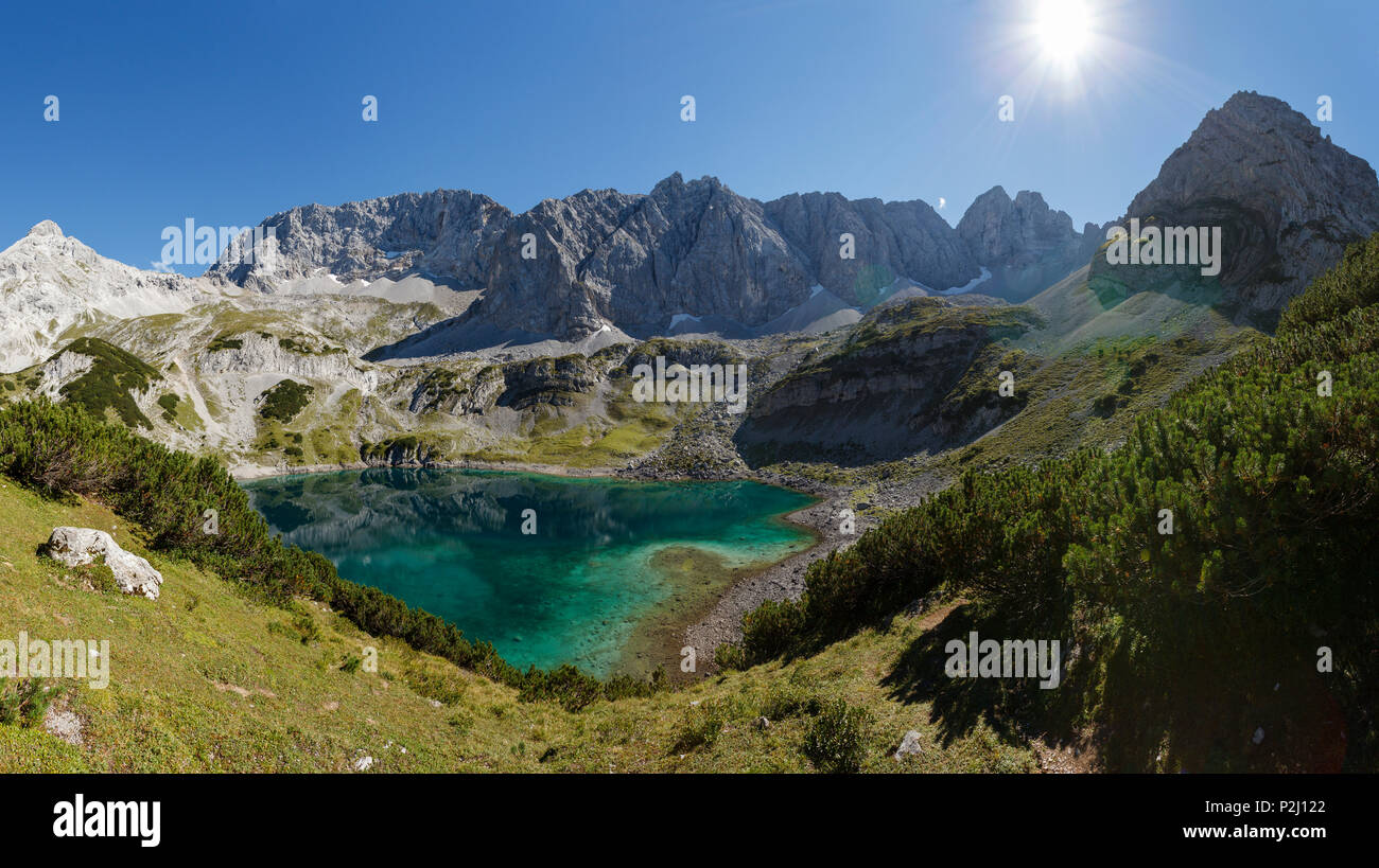 El lago, las montañas y Mieminger Drachensee vorderer Drachenkopf r., cerca de Ehrwald, distrito Reutte, Tirol, Austria, Europa Foto de stock