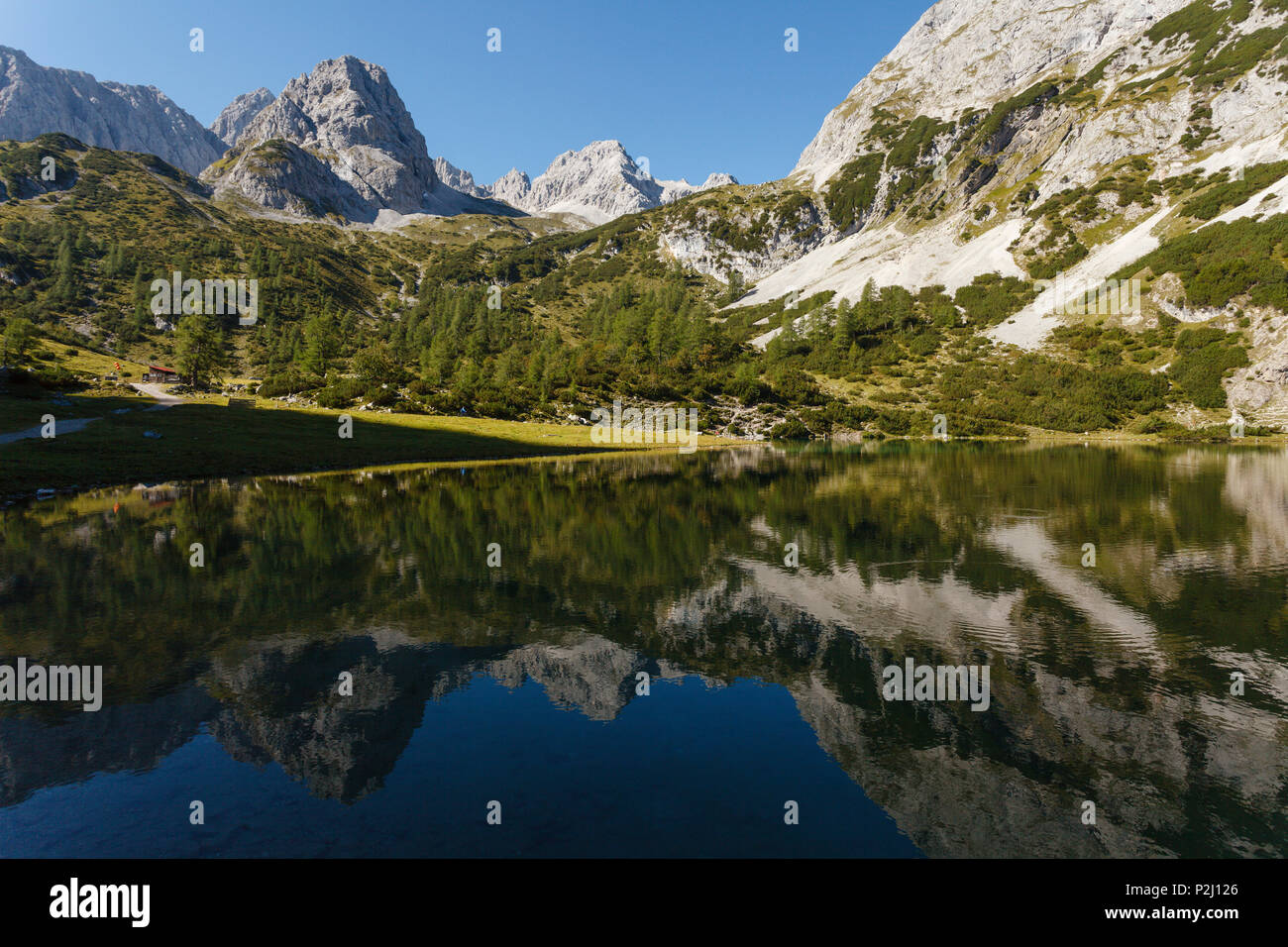 Lago Seebensee con el reflejo de las montañas, vorderer Drachenkopf l., cerca de Ehrwald, distrito Reutte, Tirol, Austria, Europa Foto de stock