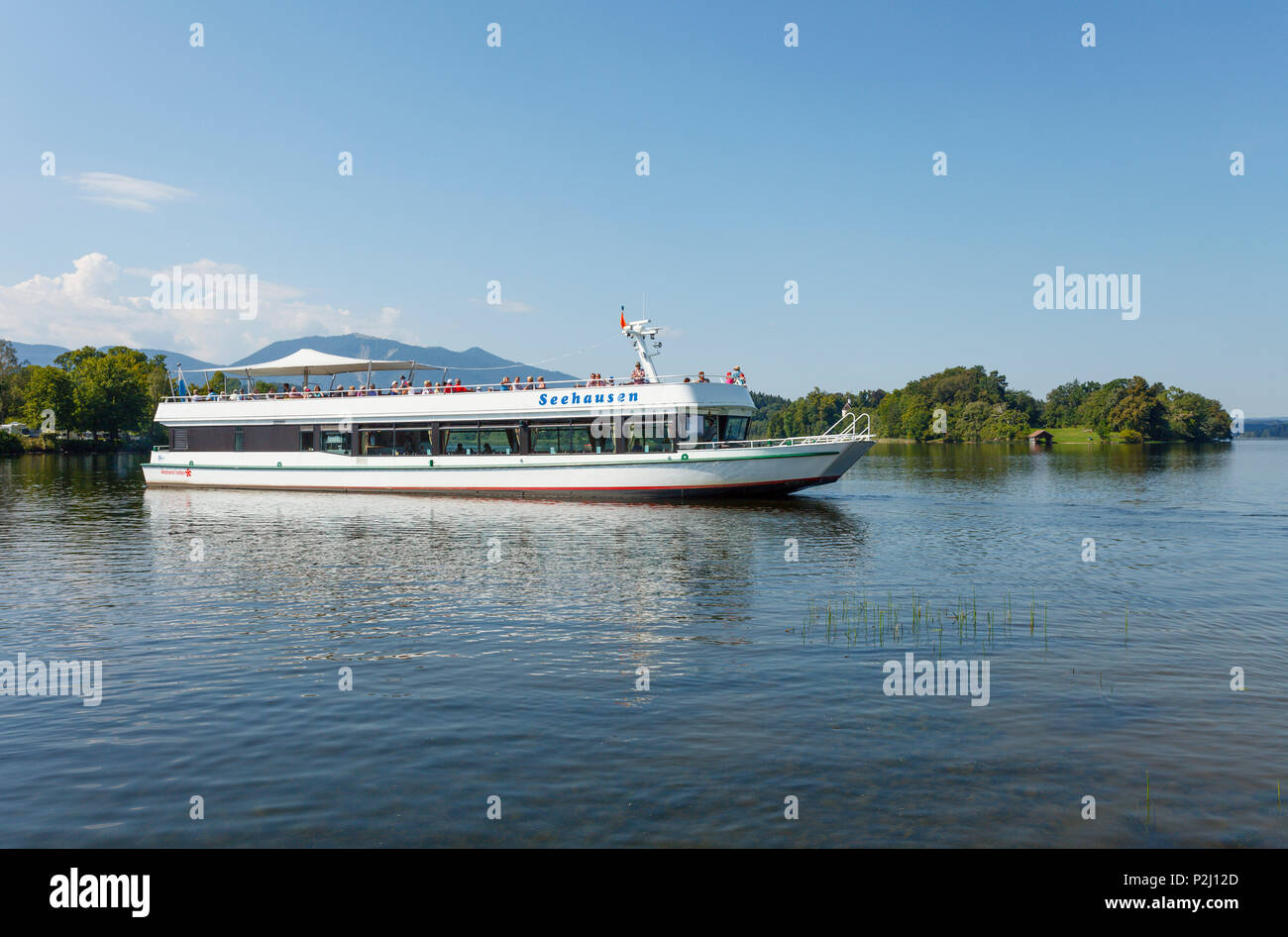 Barco en el lago Staffelsee, Woerth isla, Seehausen am Staffelsee, cerca de Murnau, Tierra Azul, distrito de Garmisch-Partenkirchen, Bavari Foto de stock