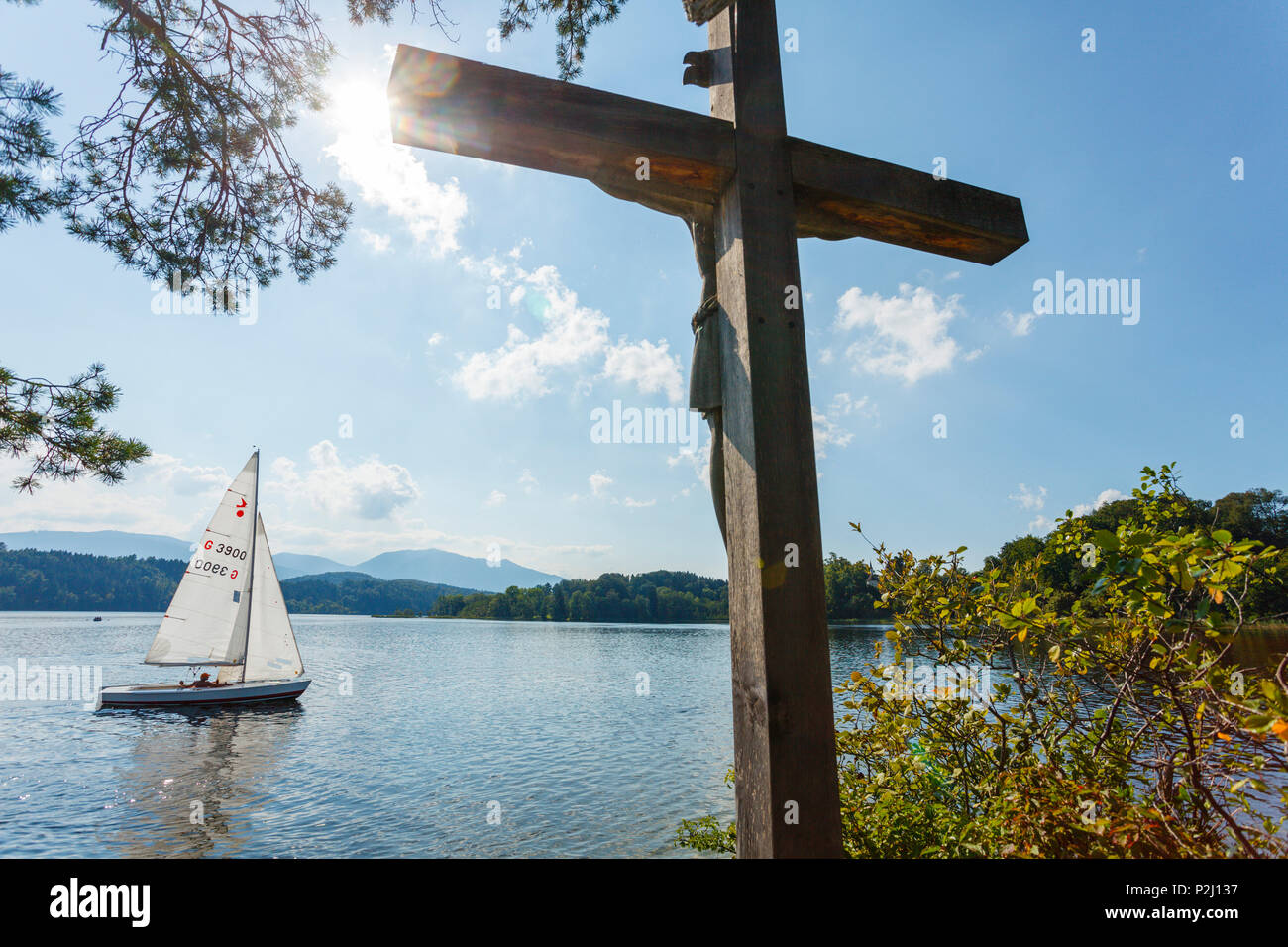 La Cruz de la isla de Jakob, Riegsee, con velero, cerca de Murnau, Tierra Azul, distrito de Garmisch-Partenkirchen, alpi Bávaro Foto de stock