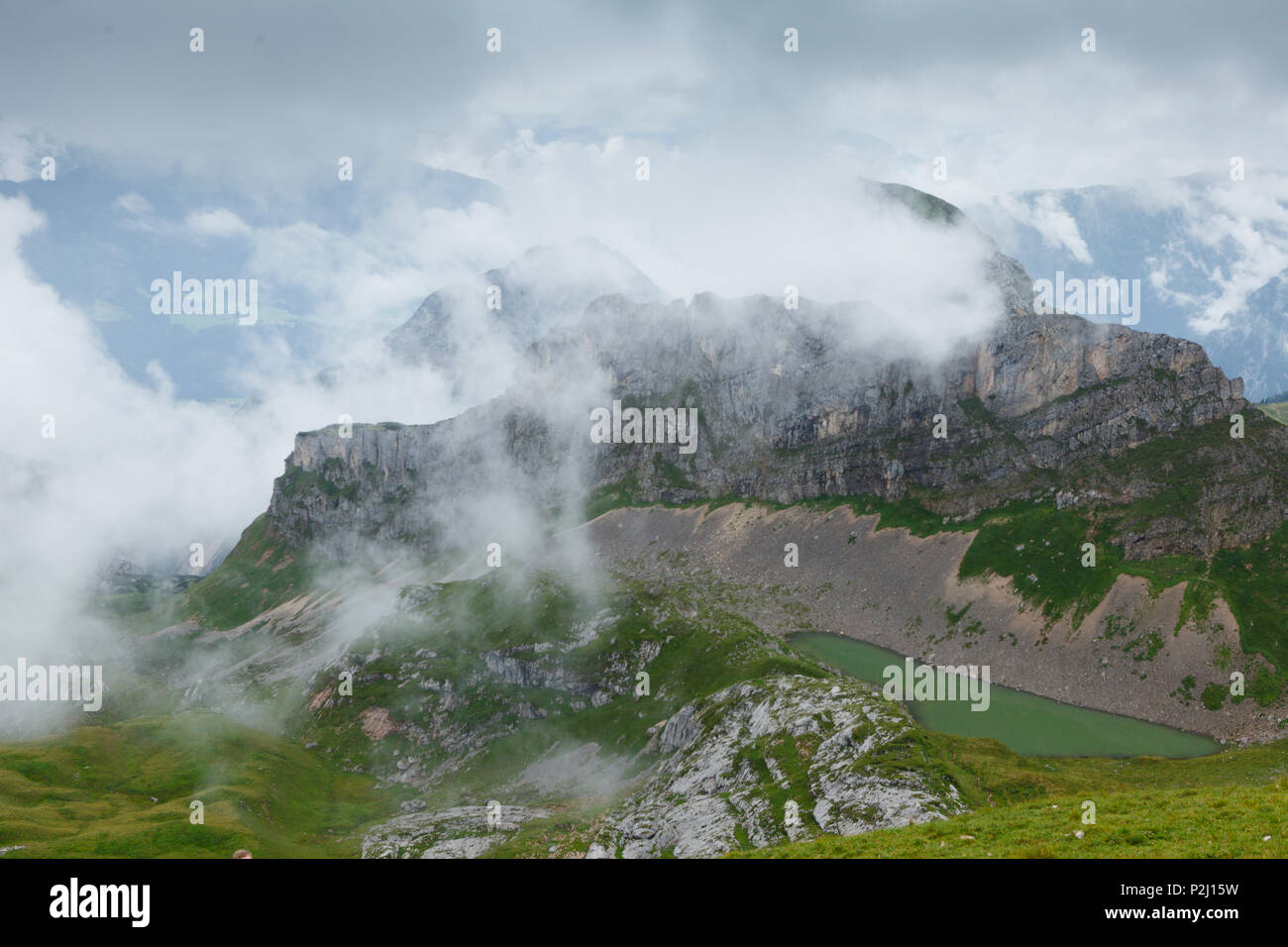 Lago y montaña Grubalackenspitze Grubasee con niebla y nubes, montañas Rofan, distrito de Schwaz, Tirol, Austria, Europa Foto de stock